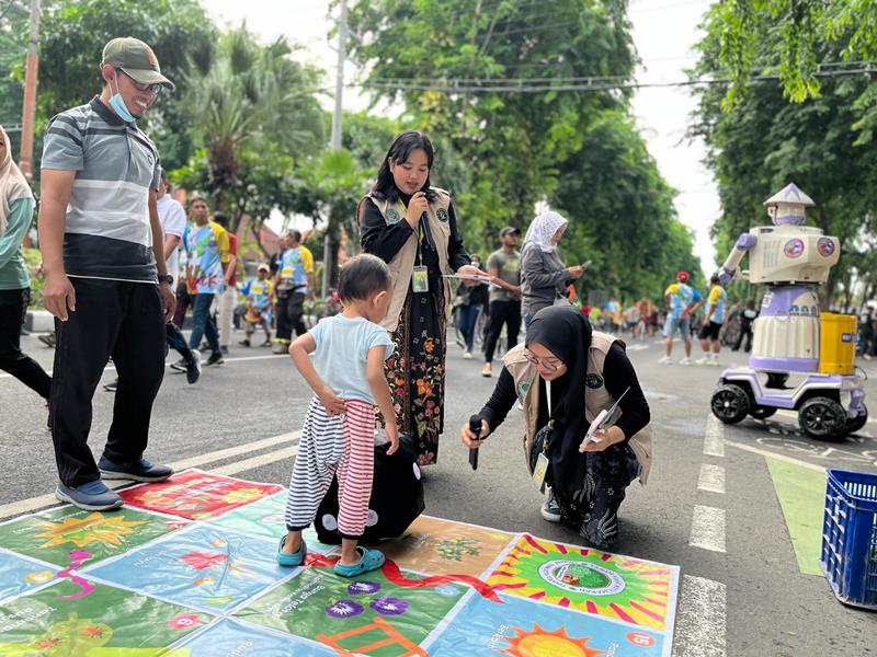 Warga juga memanfaatkan wahana permainan ular tangga di arena CFD Jalan Raya Darmo Surabaya.