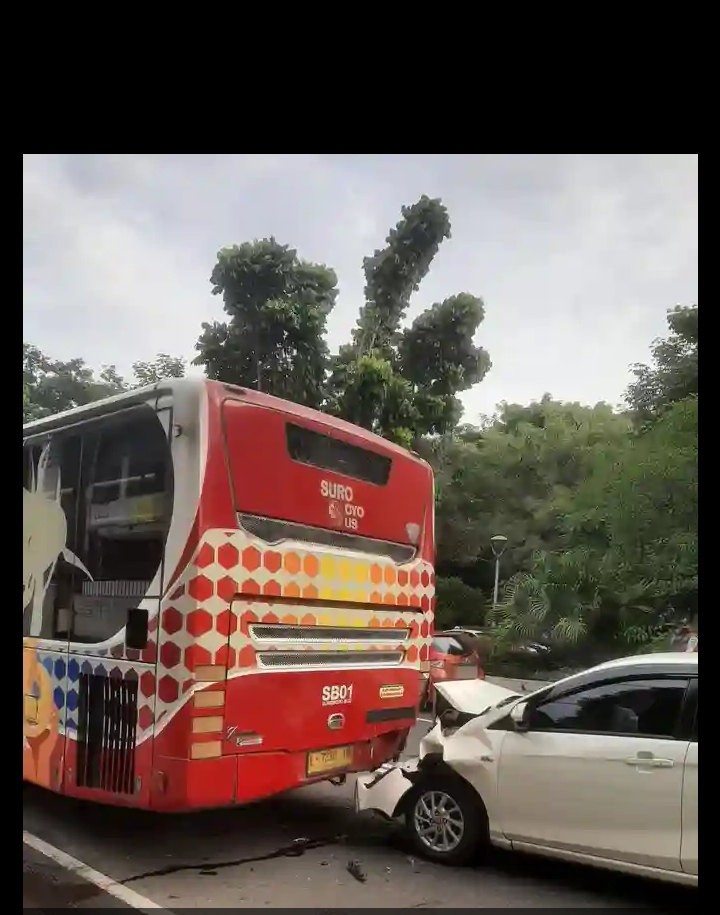 Mobil yang terlibat kecelakaan dengan bus di Jalan Setail Surabaya. (IST)