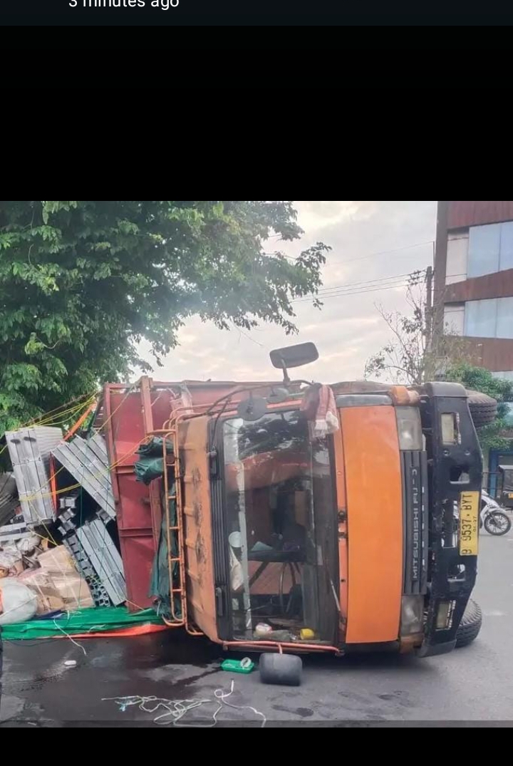 Kendaraan truk terguling di Perak Timur Surabaya. (IST)