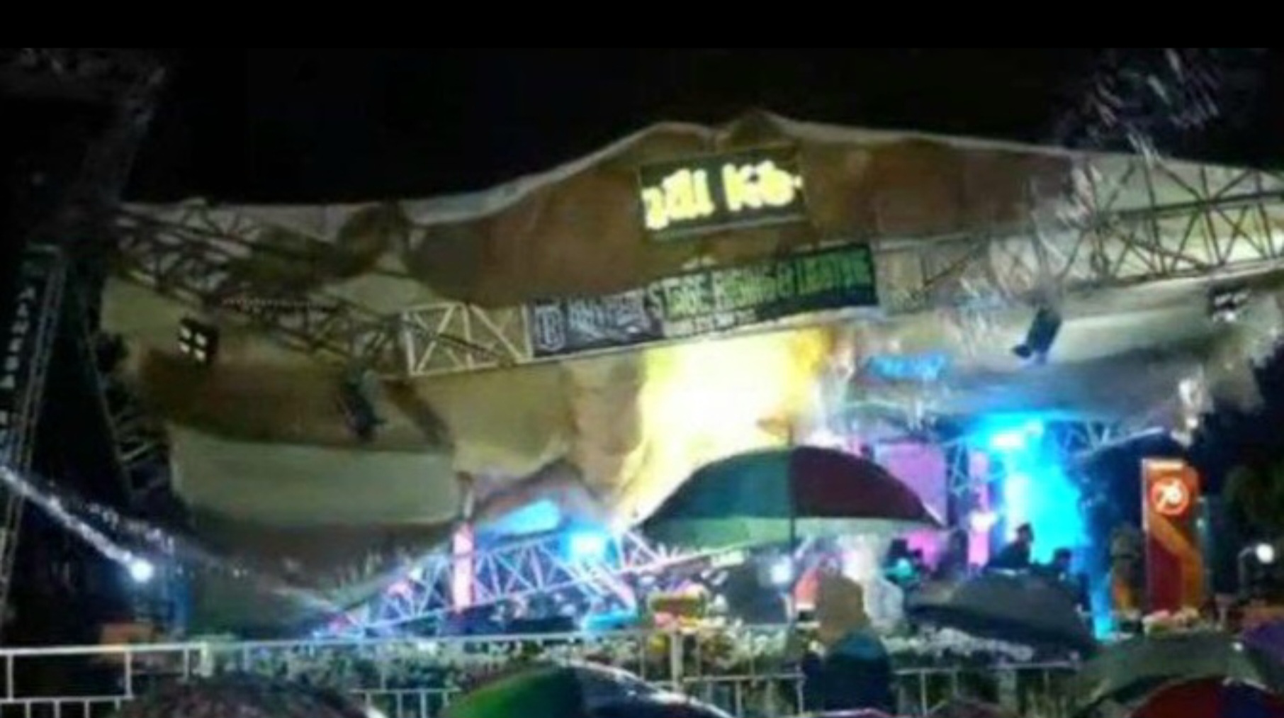 Ambruk : Panggung ceramah Gus Idham ambruk akibat tak kuat menahan air hujan yang mengguyur pada Minggu, (15/12) malam.