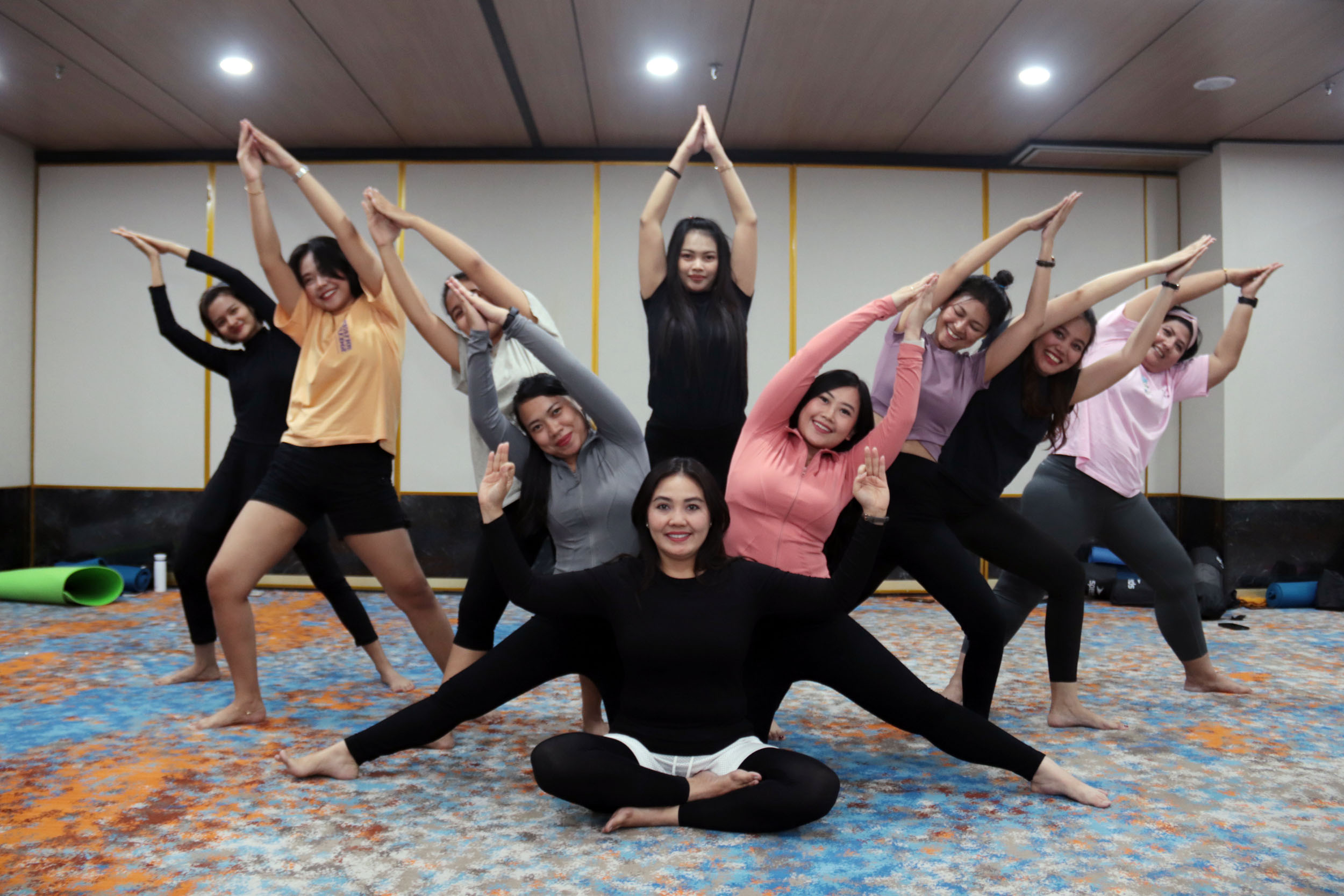 TENANGKAN PIKIRAN: Sejumlah peserta kelas yoga untuk pekerja mengikuti gerakan-gerakan sesuai arahan instruktur, di Swiss-Belhotel Surabaya, Minggu (15/12).