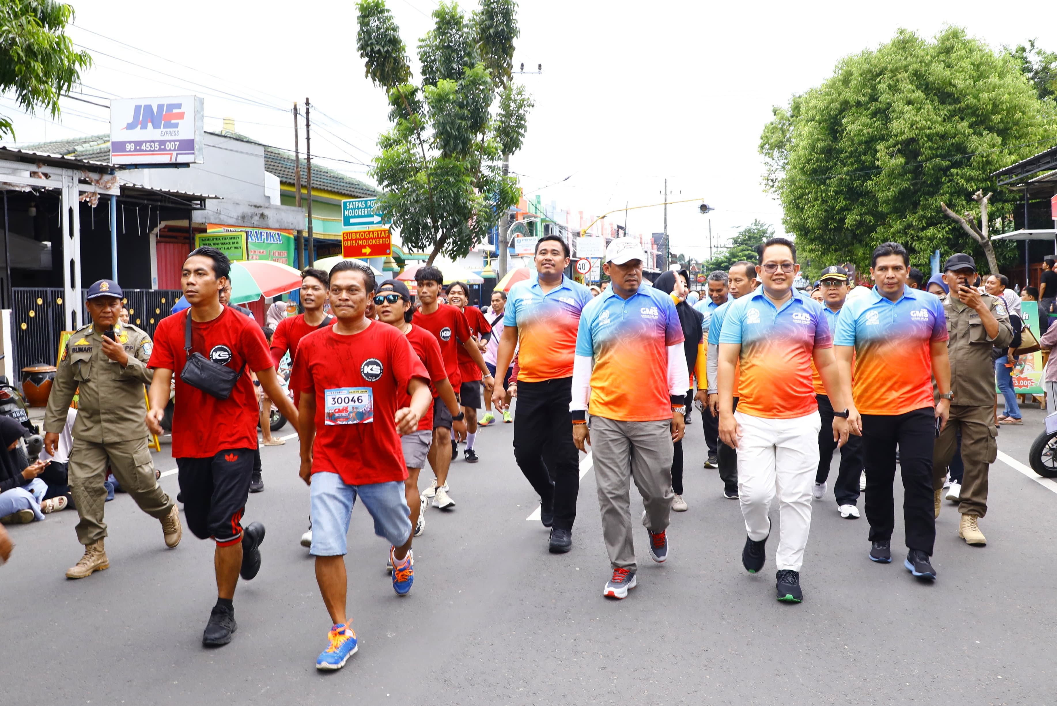 NAPAK TILAS: Pj Gubernur Jatim Adhy Karyono berjalan bersama peserta Gerak Jalan Mojokerto &ndash; Surabaya.