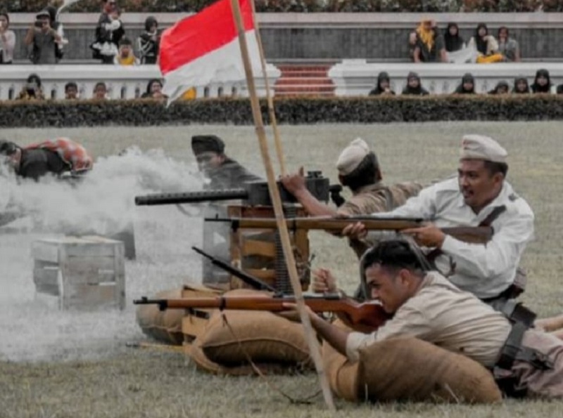 KEMBALIKAN MEMORI: Para pegiat sejarah, Minggu (15/12) di Tugu Pahlawan melakukan teatrikal yang mengangkat cerita Pertahanan Terakhir Gunung Sari.