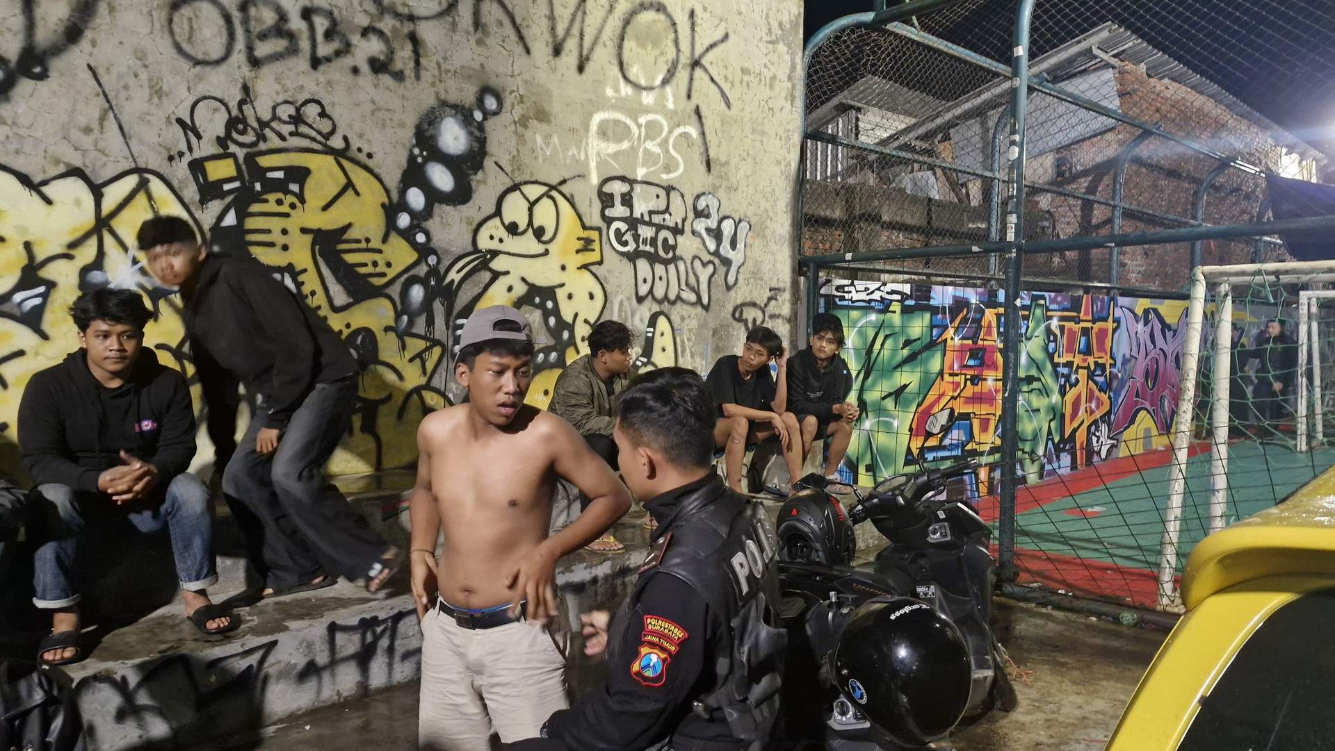 Tim Jogoboyo Sat Samapta Polrestabes Surabaya mengamankan kelompok geng remaja. Temukan tiga sajam dan salah satunya bawa pil LL. (IST)