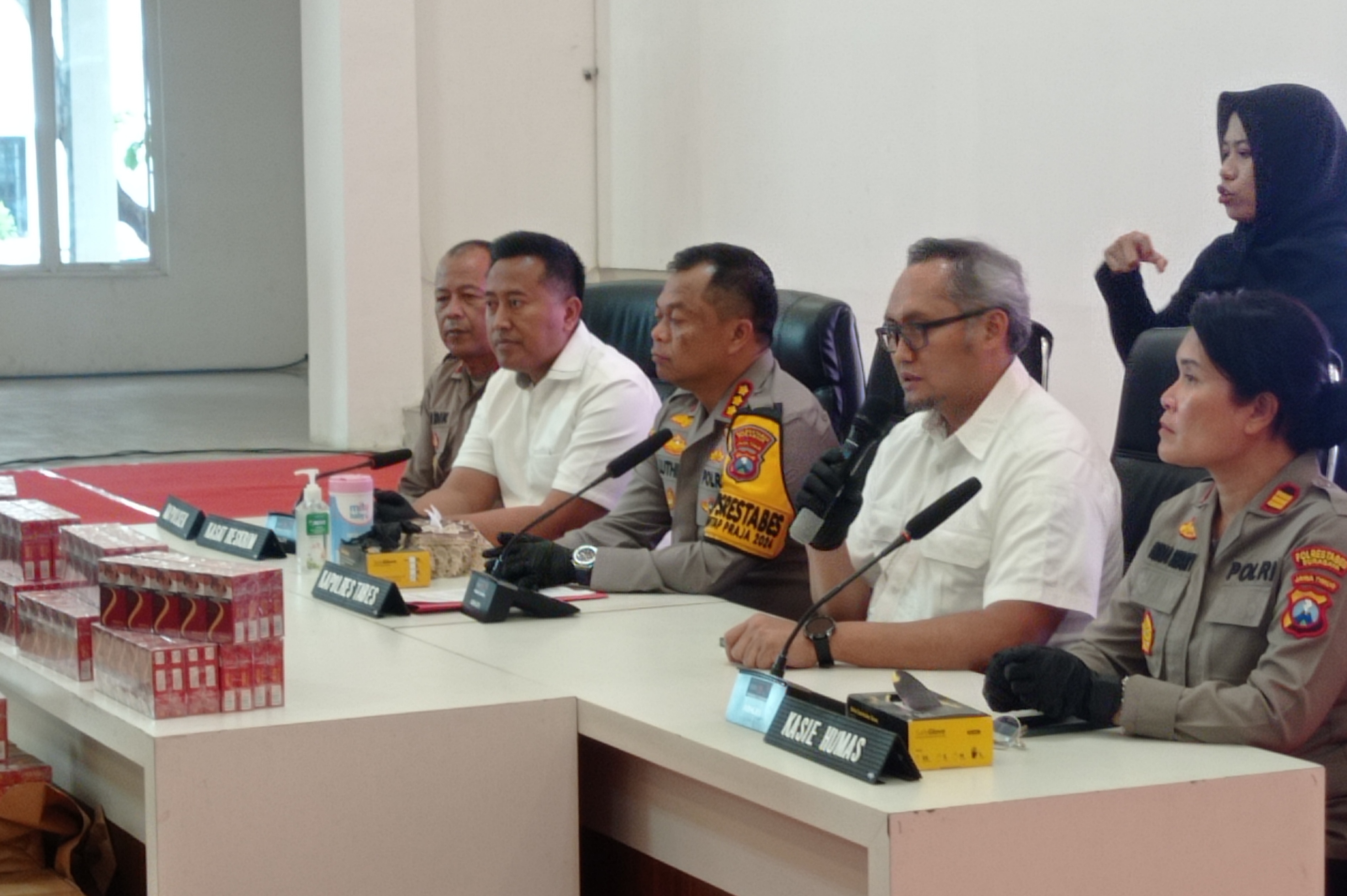 Jumpa pers pengungkapan rokok ilegal dari kawasan Pamekasan, Madura. (IST)