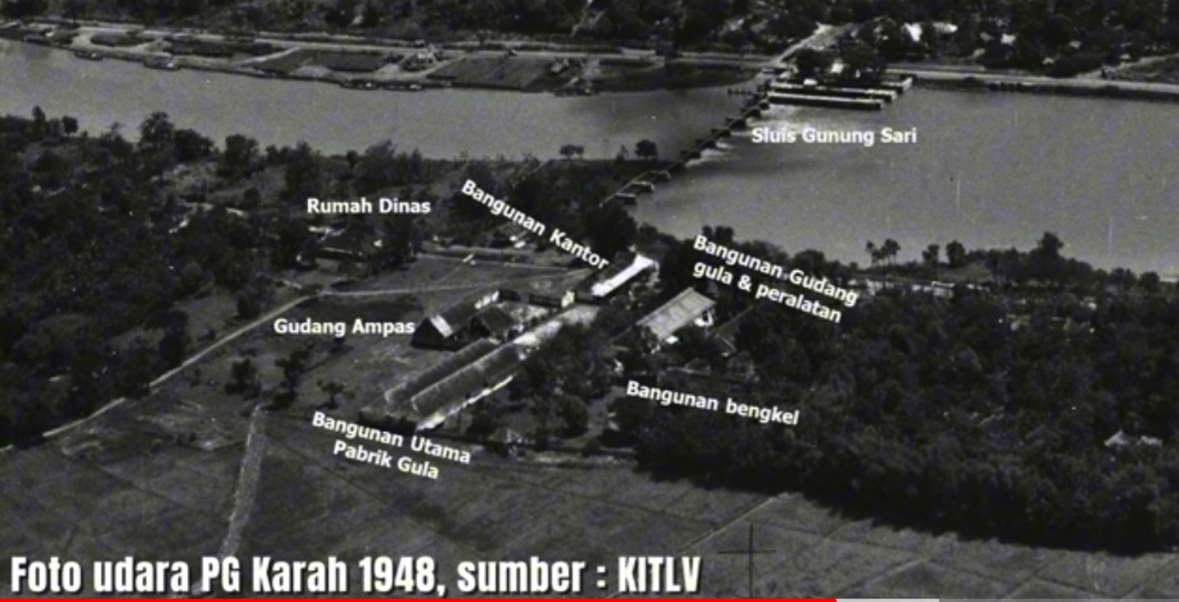 Foto udara kawasan Pabrik Gula Karah sekitar tahun 1948 yang terdiri dari beberapa bangunan