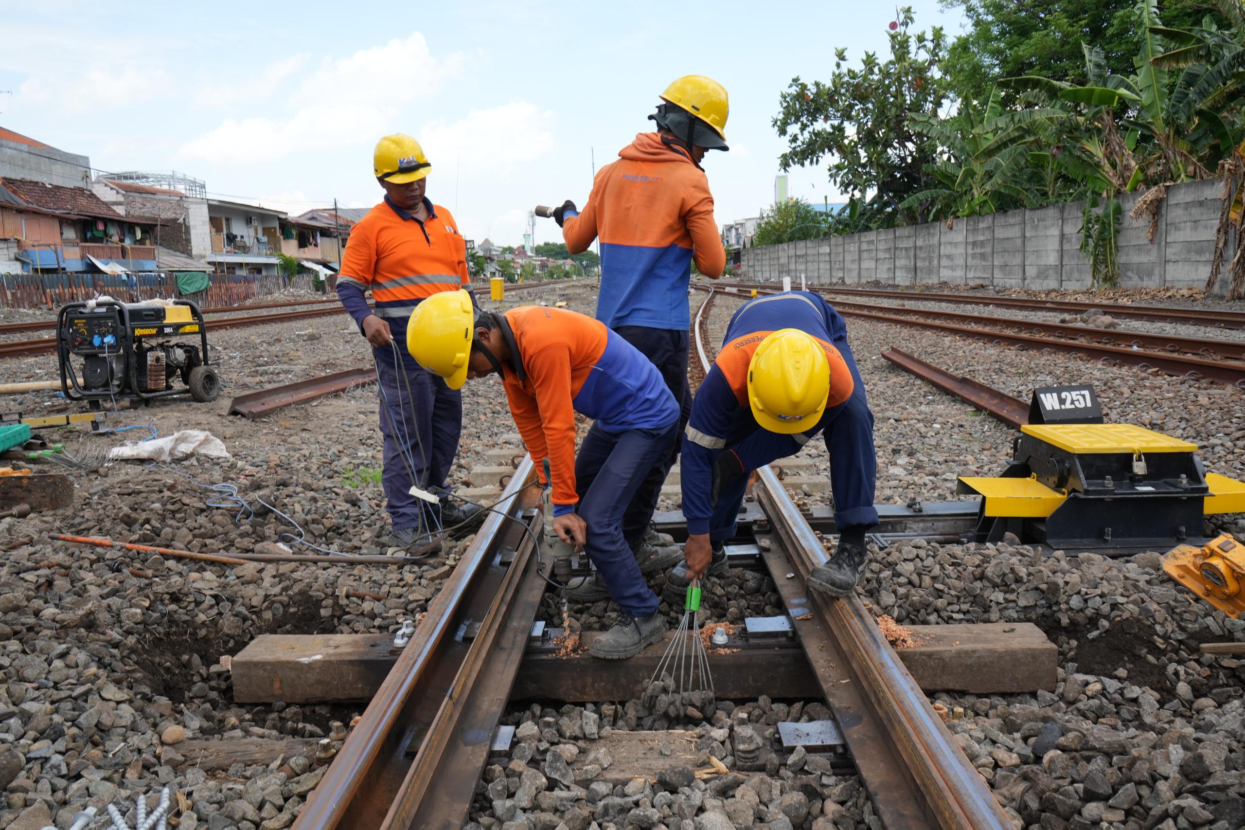 PERAWATAN: Petugas KAI Daop 8 Surabaya tengah melakukan perbaikan di sepanjang jalur 530.168 kilometer jalur KA, menjelang libur Nataru 2024/2025.