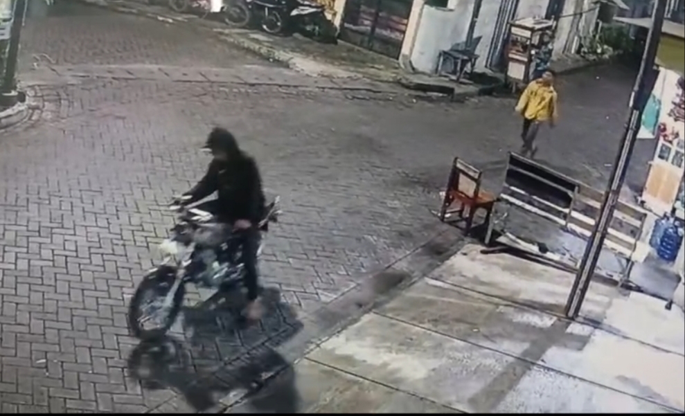 Dua pencuri motor Honda GL milik RS terekam kamera pengawas saat mendorong motor di Jalan Tubanan Baru IV, Surabaya. (IST)