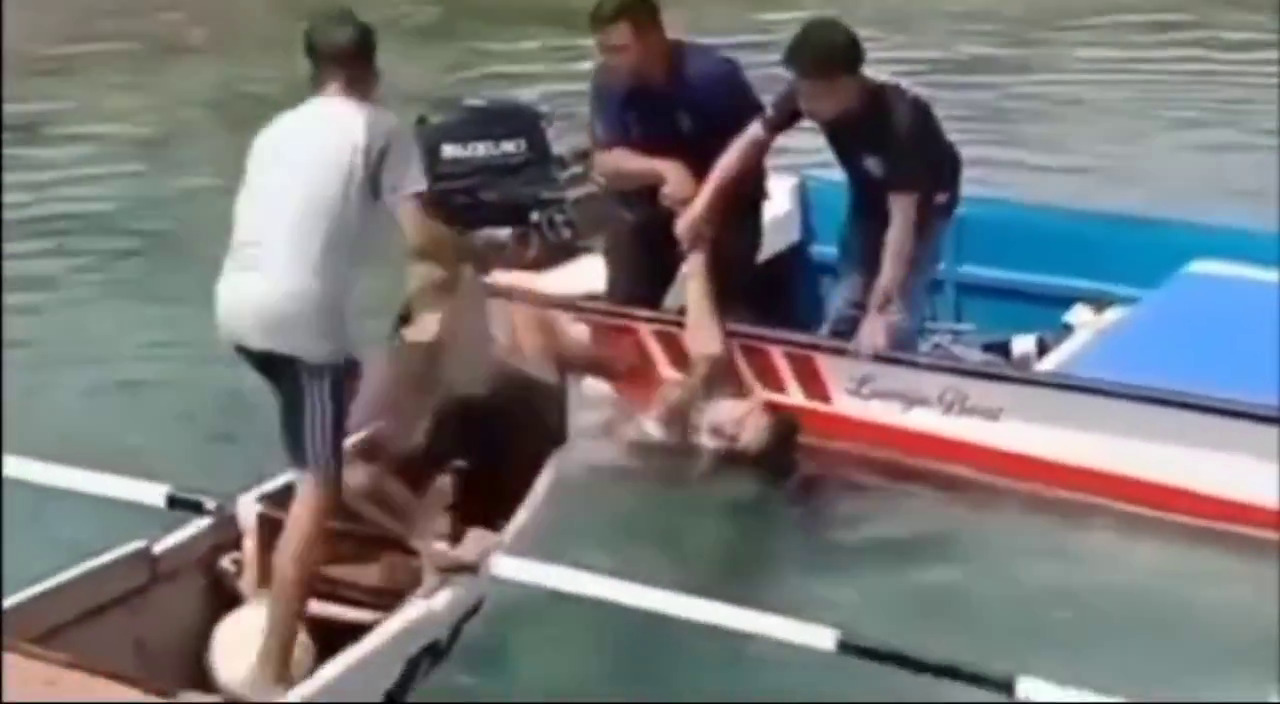 Proses evakuasi korban oleh warga menggunakan speed boat di sekitar pantai Desa Orahili, Kecamatan Pulau-Pulau Batu, Kabupaten Nias Selatan, Sumatera Utara, Senin (16/12).