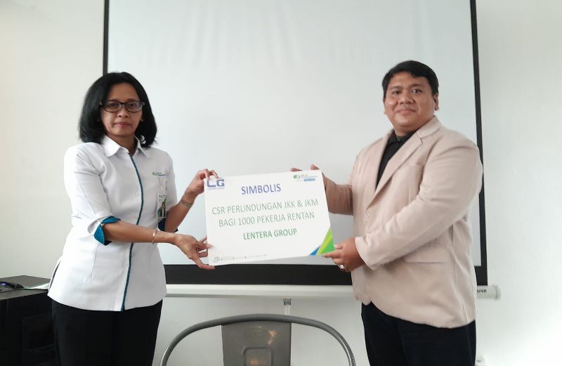 SIMBOLIS: Kepala Kantor BPJS Ketenagakerjaan, Theresia Wahyudianti (kiri) menyerahkan simbolis CSR perlindungan JKK dan JKM bagi 1000 pekerja rentan Lentera Group.