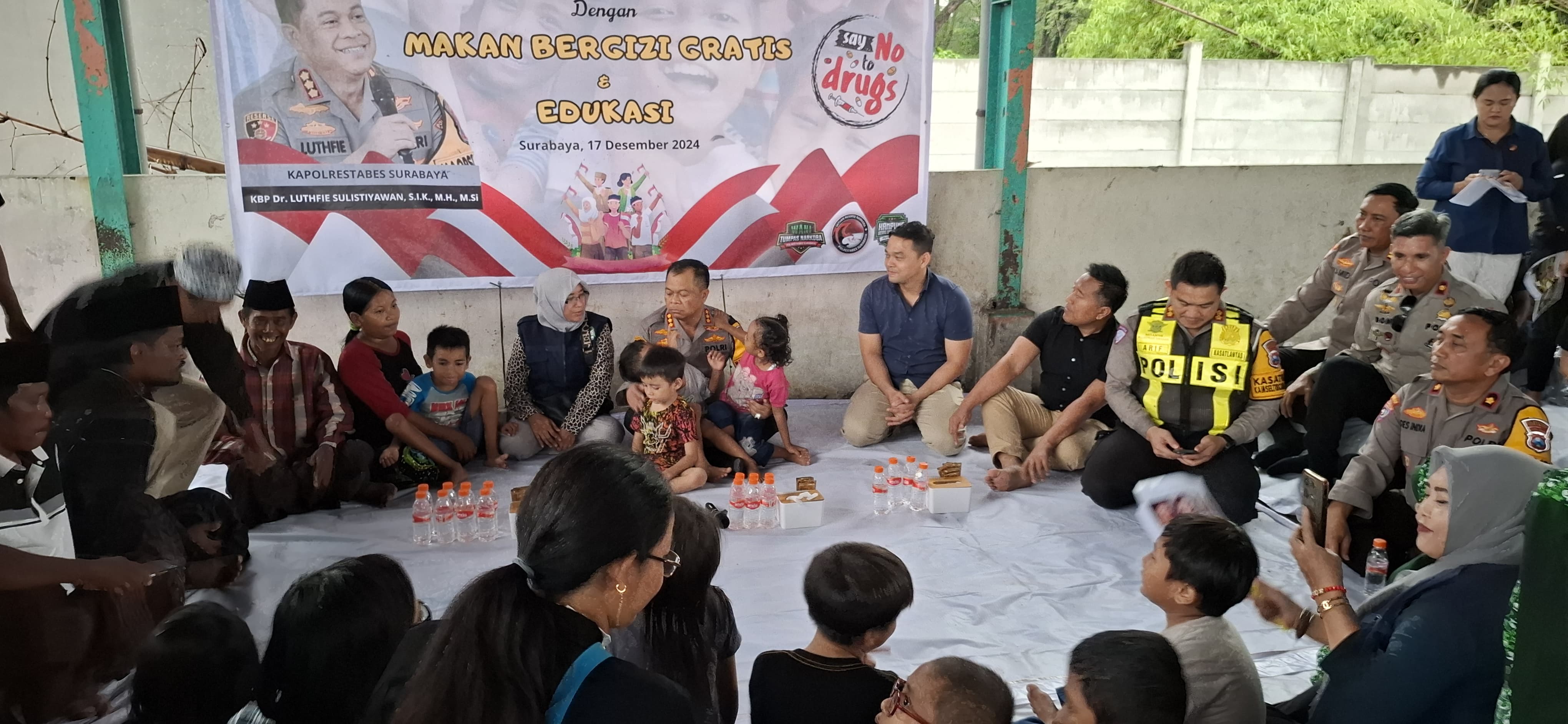 Kapolrestabes Surabaya Kombes Pol Luthfie Sulistiawan bersama pemulung dan anak-anak di Jalan Dukuh Kupang Barat, Surabaya. (IST)