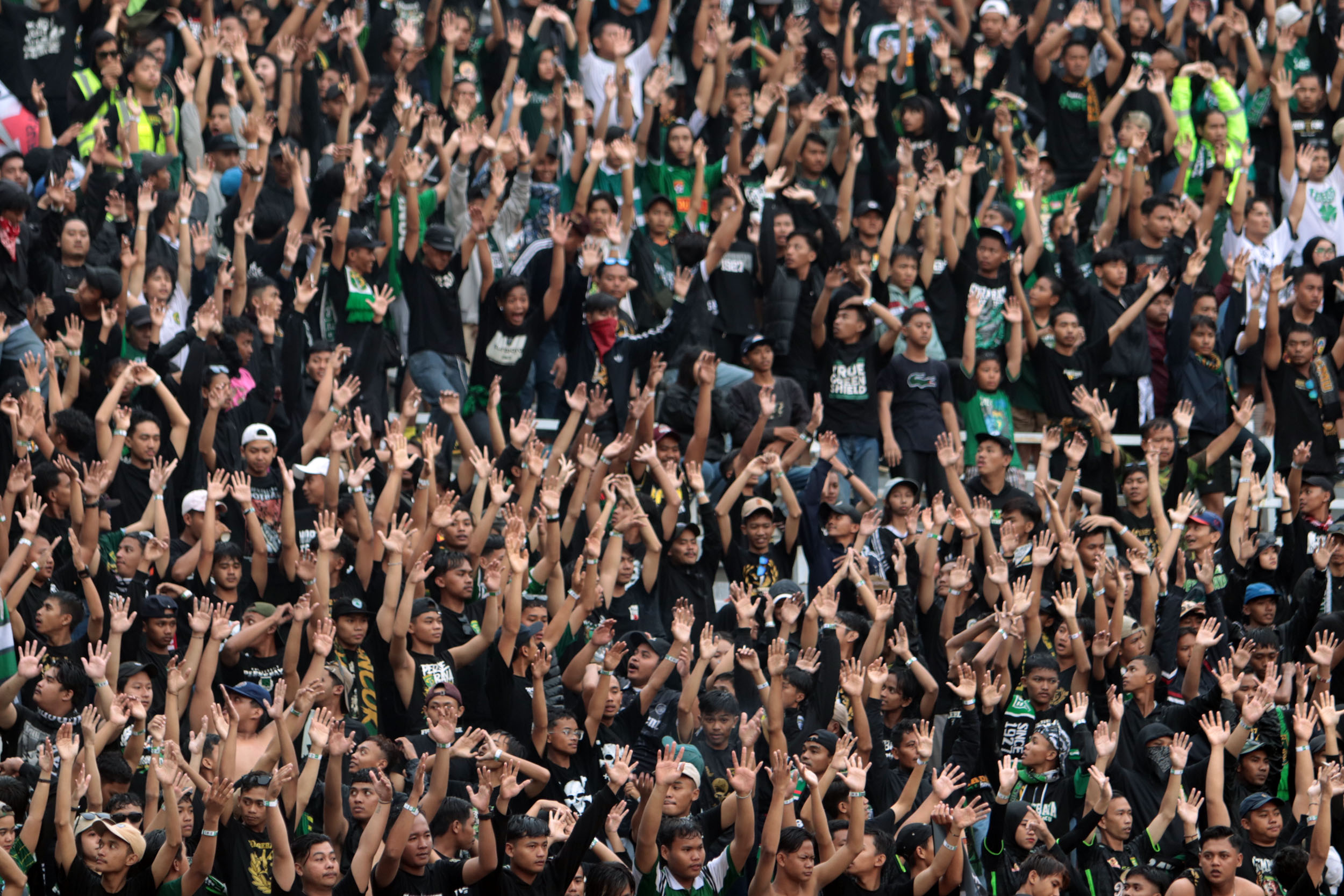 Suporter Persebaya saat menyaksikan laga Persebaya melawan Arema FC, Sabtu (7/12) di Stadion Gelora Bung Tomo (GBT) Surabaya.