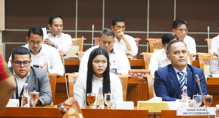 Korban Dwi Ayu Darmawati saat menghadiri Rapat Dengar Pendapat (RDP) Komisi III DPR RI dengan Kapolres Metro Jakarta Timur di Kompleks Parlemen, Senayan, Jakarta, Selasa (17/12).