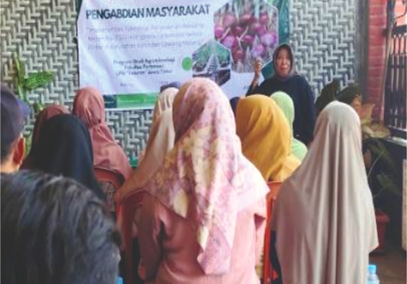 Dr. Ir. Ida Retno Moeljani MP saat memberikan penyuluhan bawang ke warga.