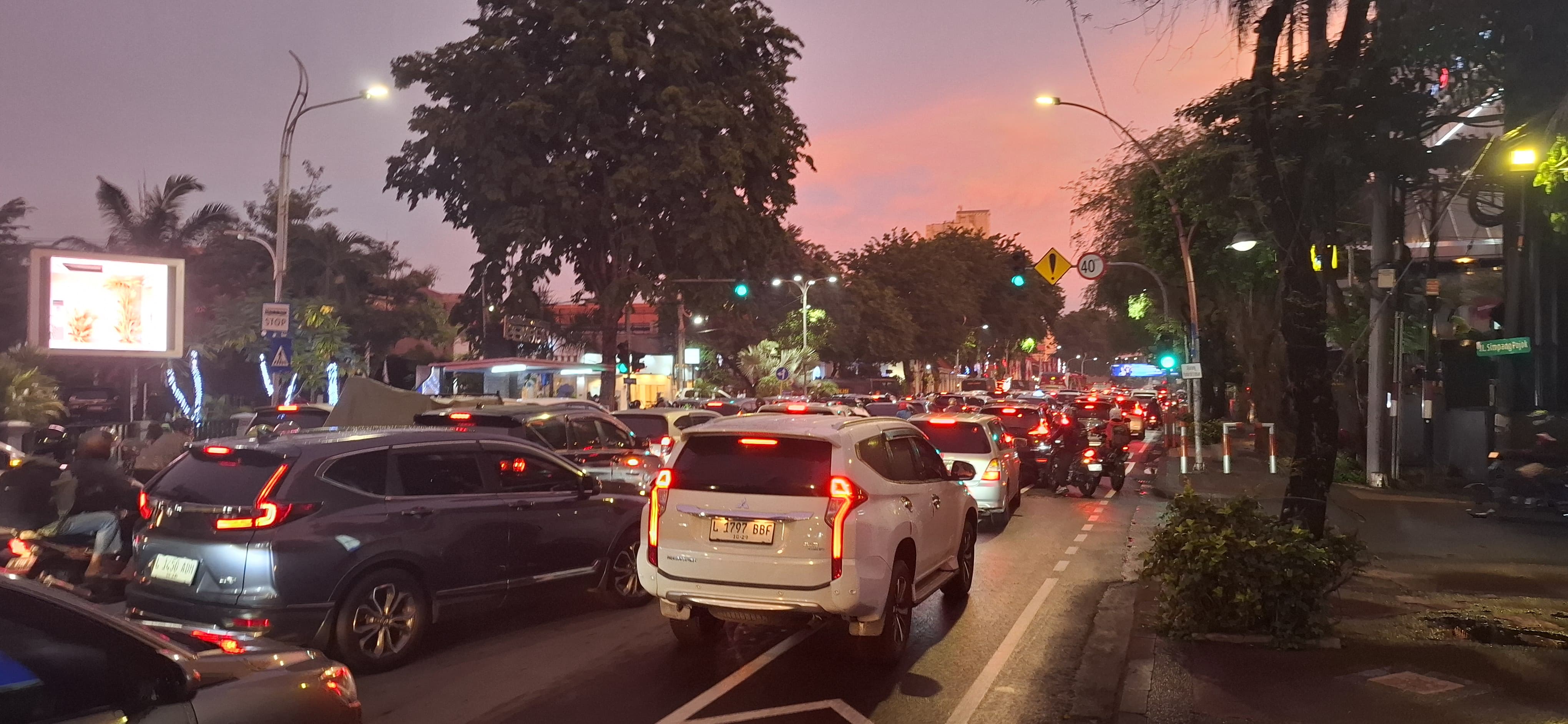 Kemacetan di Jalan Gubernur Suryo, Surabaya, Rabu (18/12) malam. (IST)