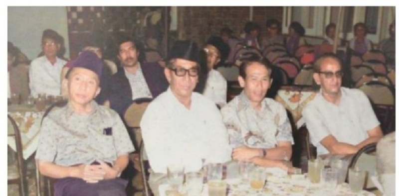 AKRAB: Abdurahman Baswedan (pojok kanan) saat menghadiri acara di Hotel Flores Surabaya.