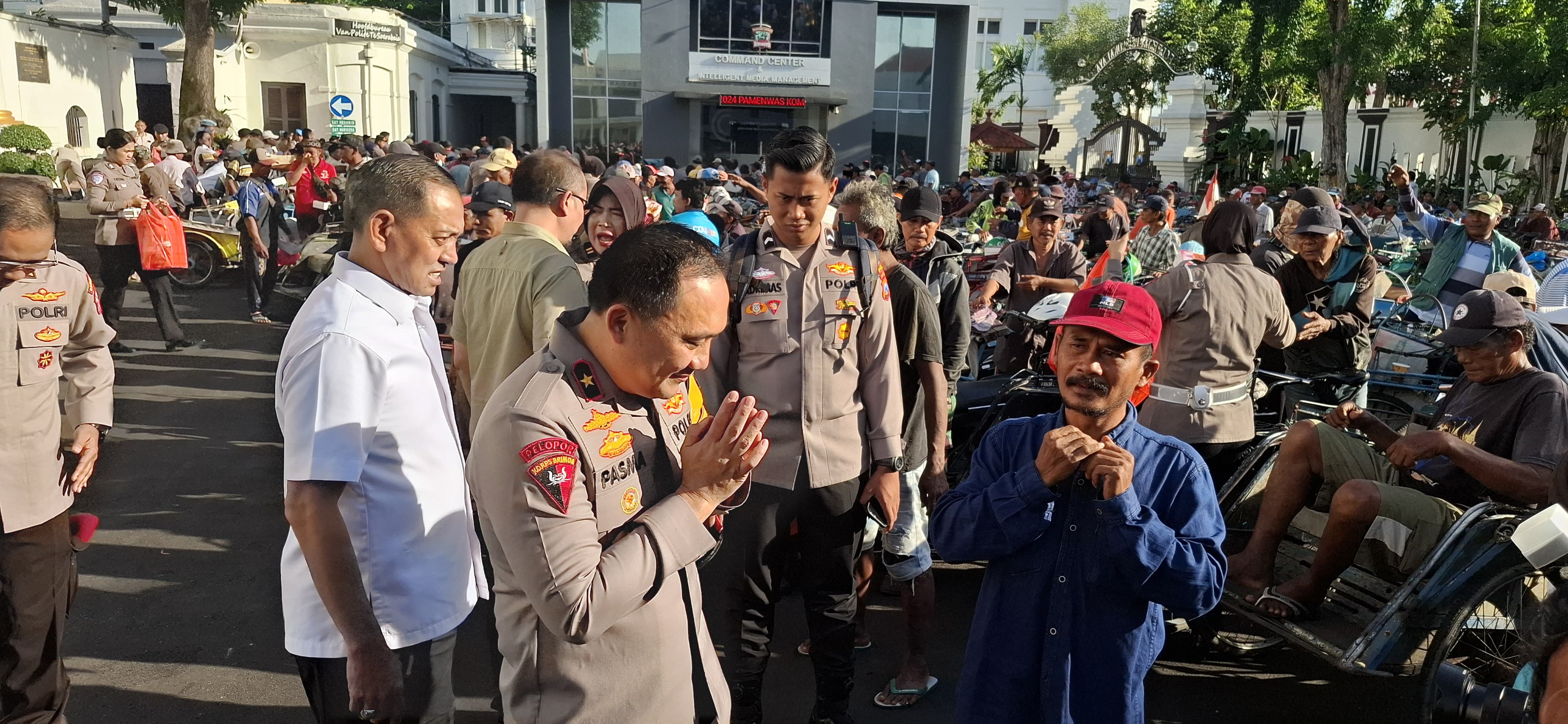 Ratusan abang tukang becak bertemu dengan akpol 96 salah satunya Wakapolda Jatim Brigjen Pol Pasma Royce dalam rangka memperingati 28 tahun pengabdian. (GUNTUR IRIANTO/RADAR SURABAYA)