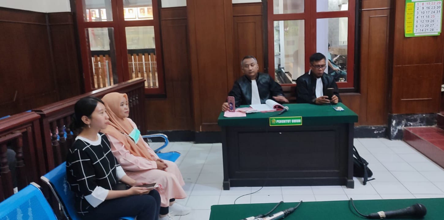 Jessica Giovanni dan Ponisri jadi saksi perkara pencurian oleh ART. (Fajar/Radar Surabaya)