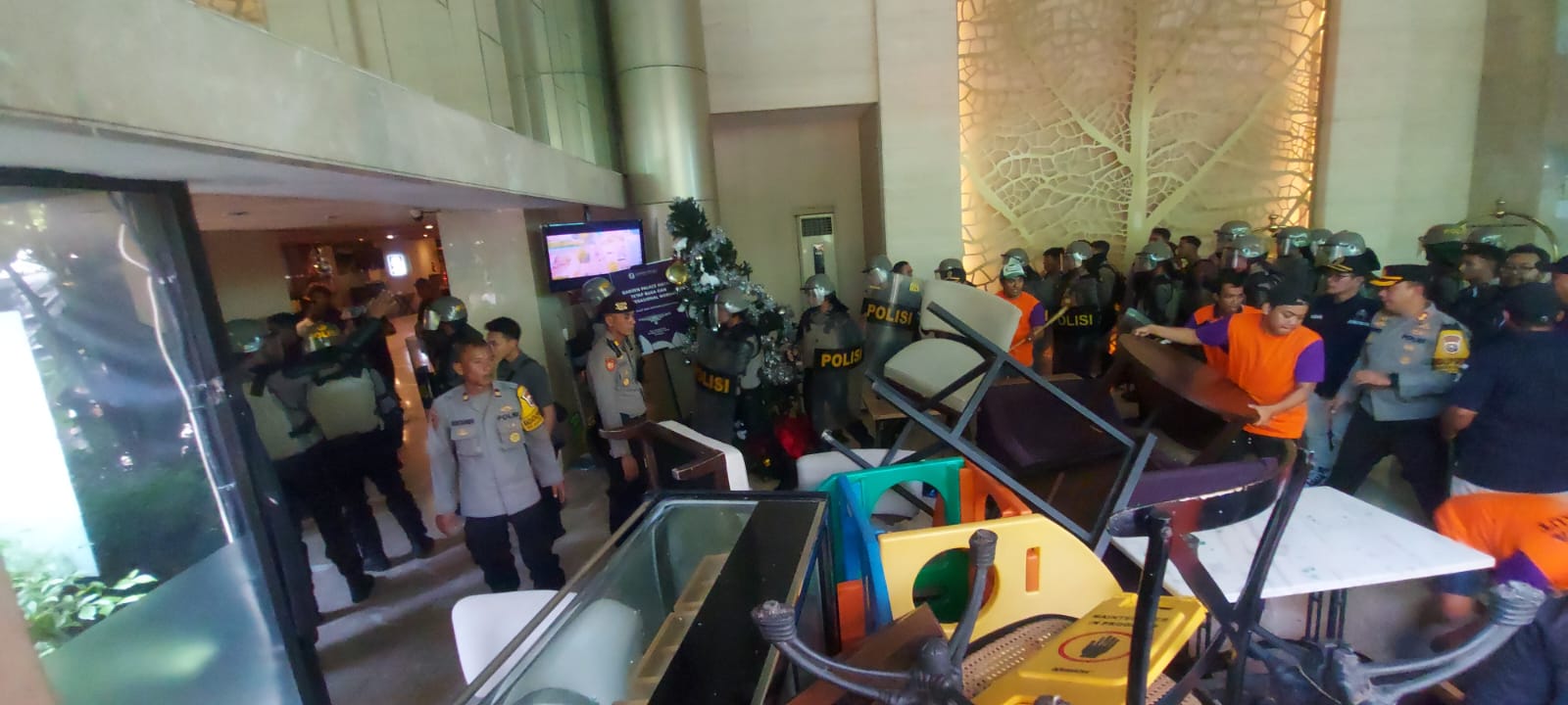 PENGOSONGAN: Para jurusita Pengadilan Negeri Surabaya dan aparat mengeksekusi hotel Garden Place di di Jalan Yos Sudarso, Surabaya.