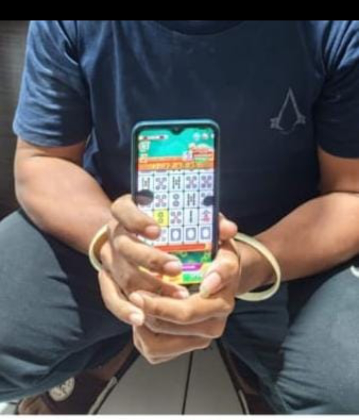 Polsek Krembangan mengamankan tersangka judi online jenis Higgs Domino di salah satu warkop di Surabaya. (IST)