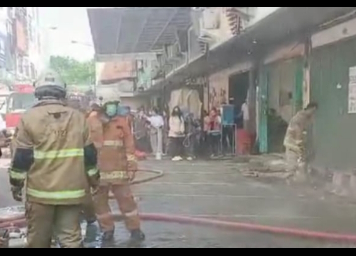 Petugas DPKP Surabaya saat melakukan pemadaman api yang membakar ruko di Jalan Mayjen Sungkono, Surabaya. (IST)