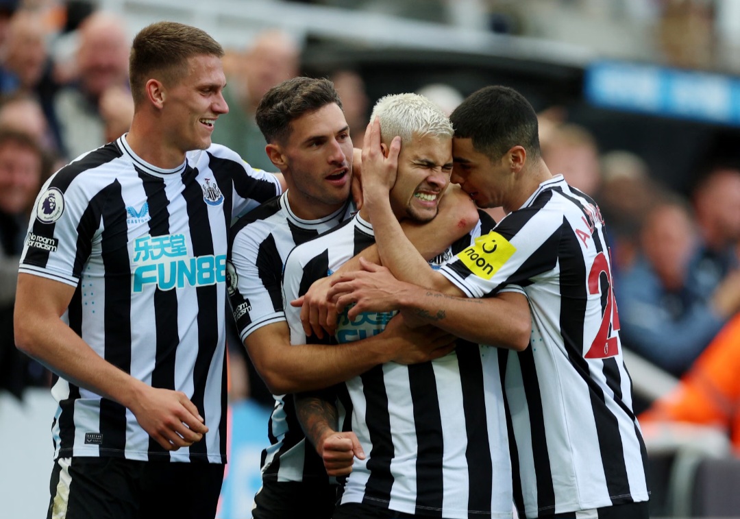 Selebrasi pemain Newcastle United usai mencetak gol ke gawang Brentford.