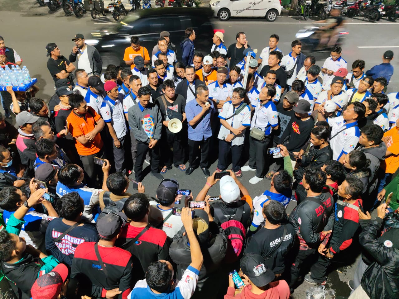 Ilustrasi demo buruh di Surabaya menuntut kenaikan UMK.