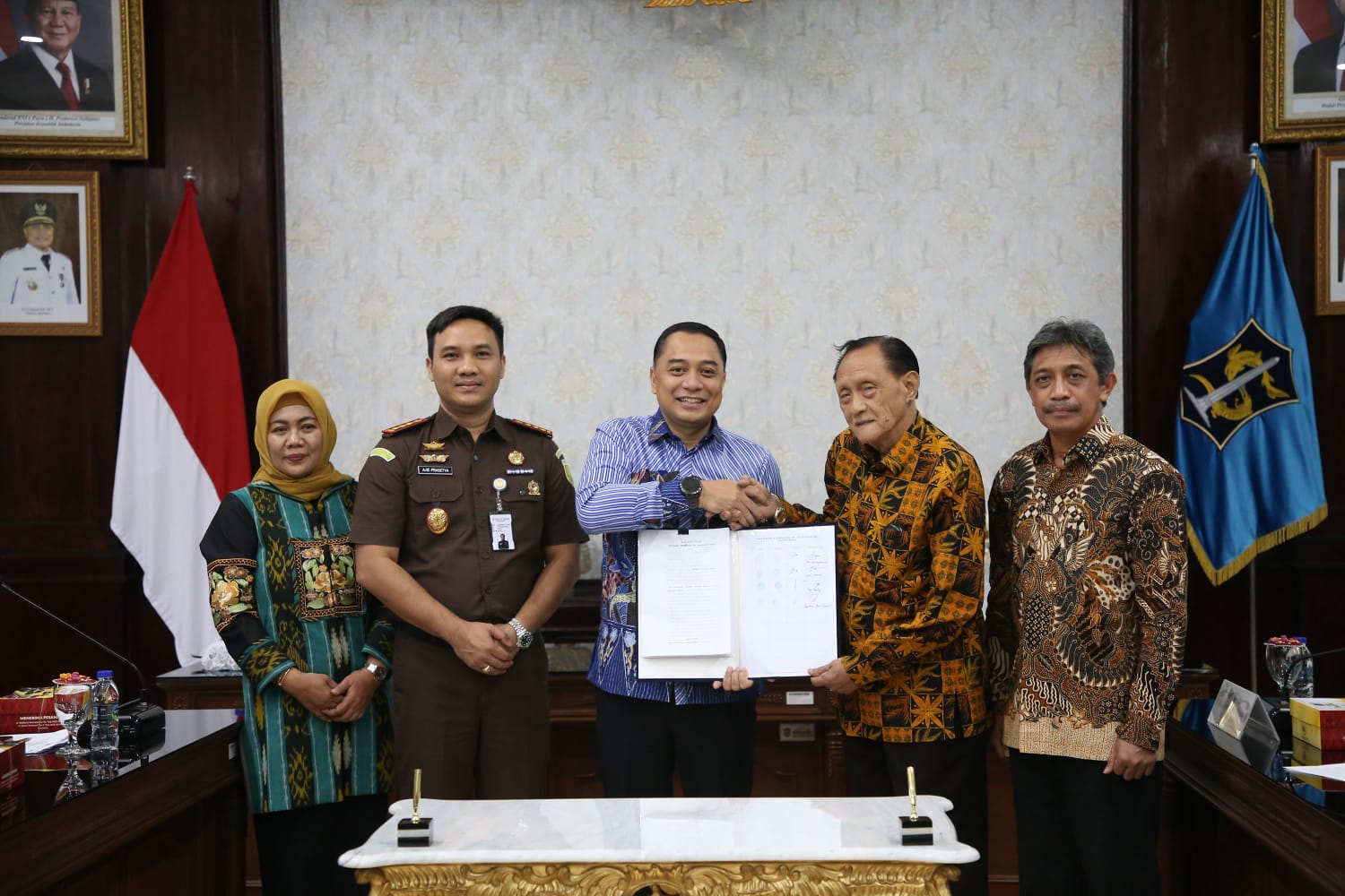 Disaksikan oleh Kepala Kejari Surabaya, Wali Kota Surabaya Eri Cahyadi menjalin MoU dengan Yayasan Wijaya Kusuma terkait pengembalian aset di Jalan Jagir Wonokromo.