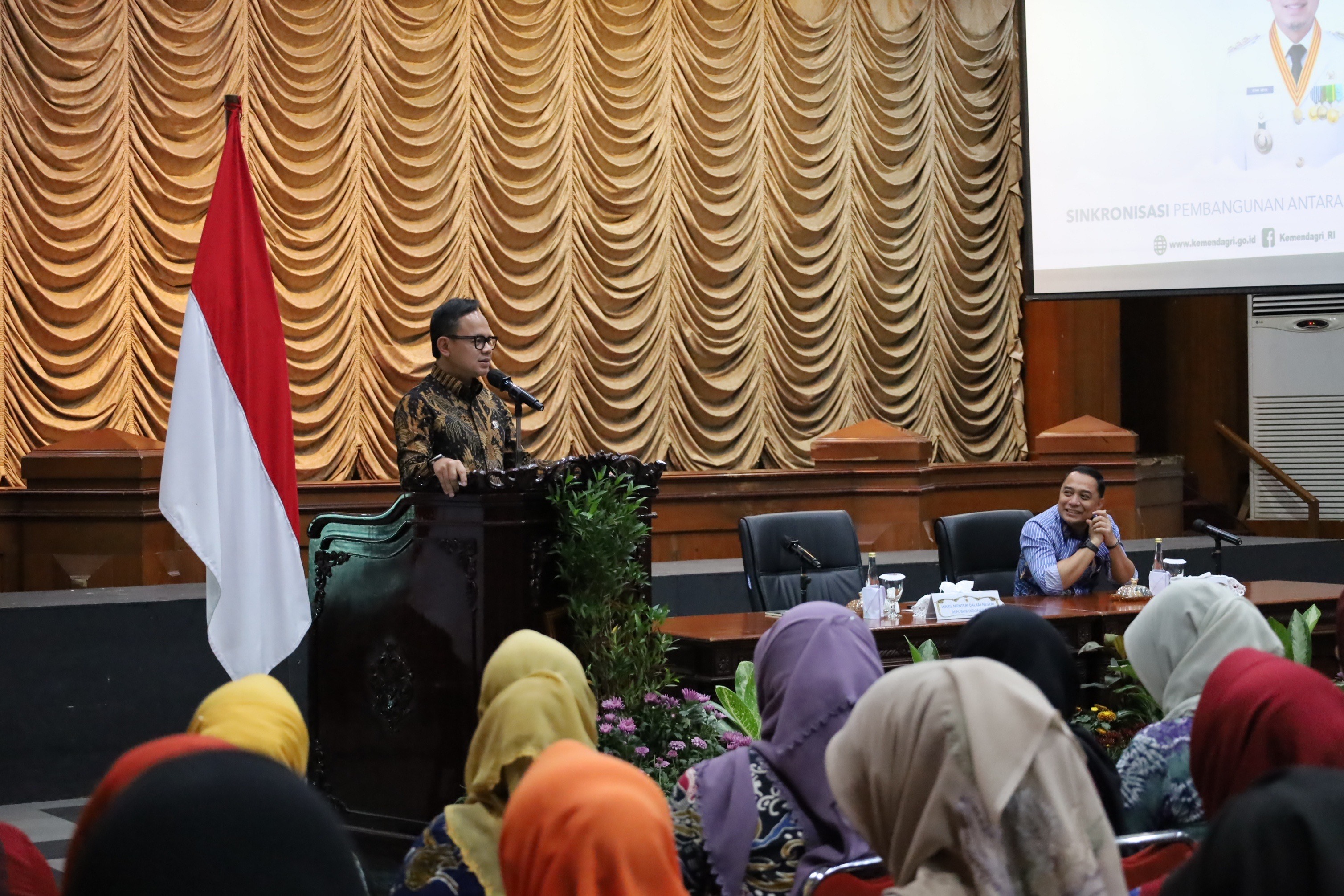 SINERGI PUSAT DAN DAERAH: Wamendagri Bima Arya Sugiarto jelaskan pentingnya sinkronisasi pembangunan antara pemerintah pusat dan daerah.
