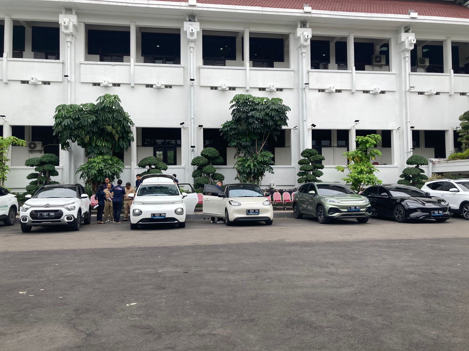 RAMAH LINGKUNGAN: Deretan mobil listrik yang disewa oleh Pemkot Surabaya sebagai kendaraan operasional untuk kepala perangkat daerah.