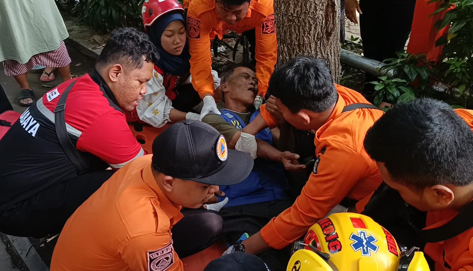 Petugas mengevakuasi korban yang tertimpa truk boks di Jalan Ketabang Kali, Surabaya. (IST)