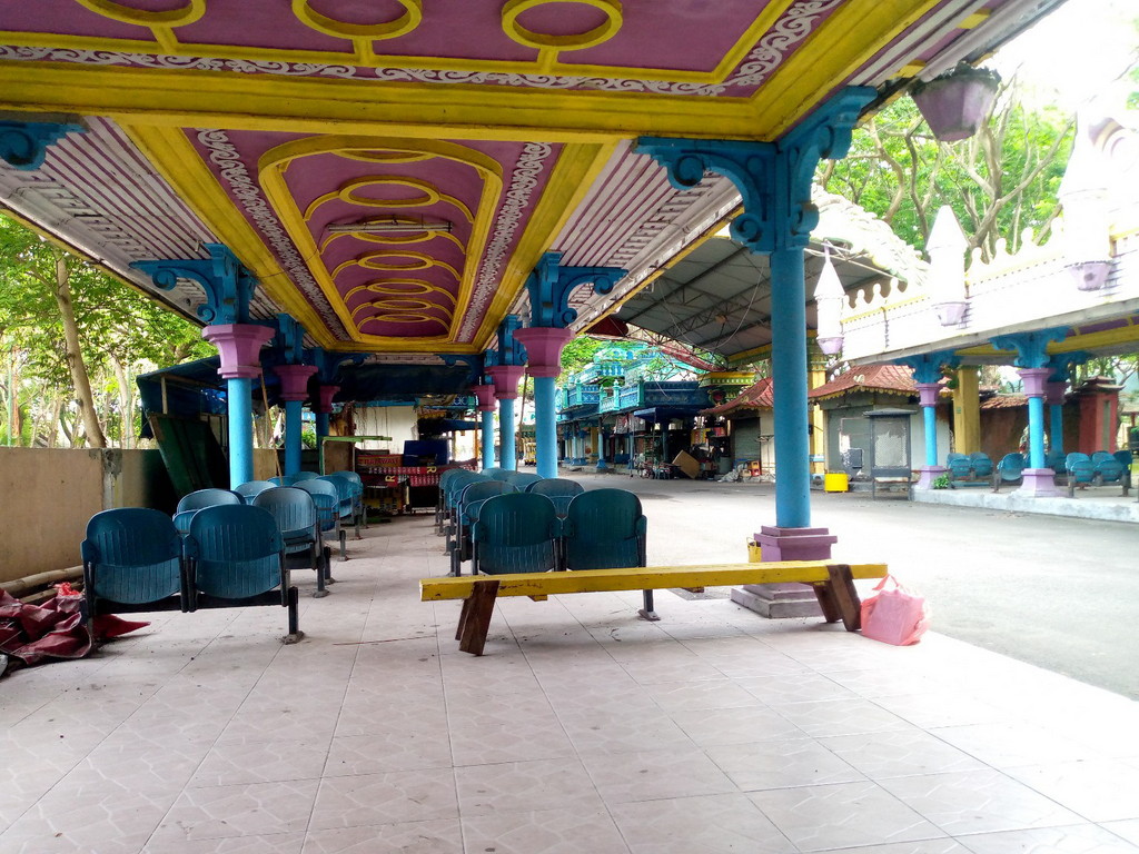 Sentra kuliner dan wahana permainan anak di Kenjeran Park Surabaya terlihat kosong. (Hurek/Radar Surabaya)