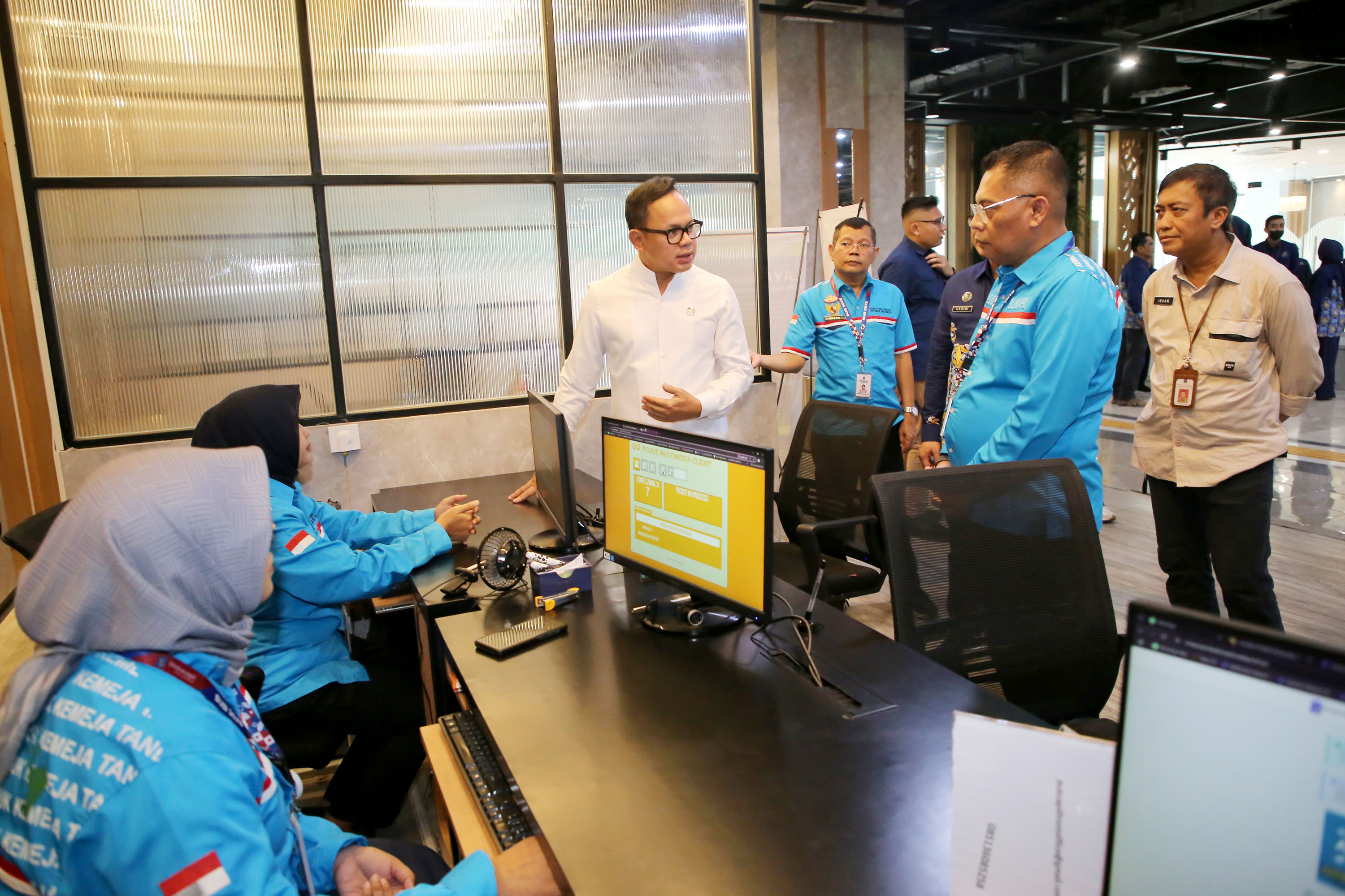 APRESIASI: Wamendagri Bima Arya saat meninjau pelayanan publik di UPTSA Siola, Surabaya, Jumat (20/12).&nbsp;