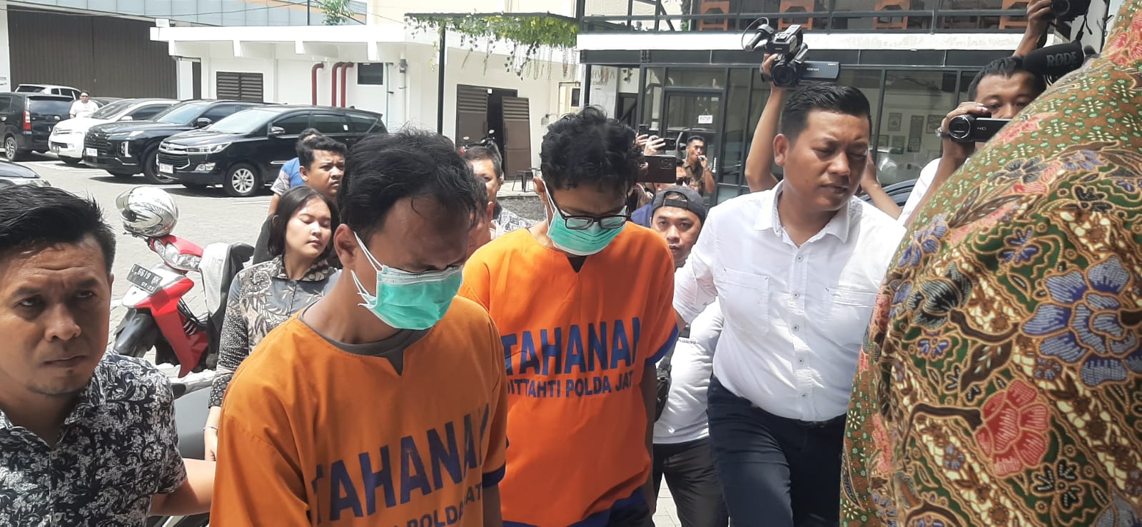 Dua penipu casting iklan palsu diamankan di Polda Jawa Timur. (Suryanto/Radar Surabaya)