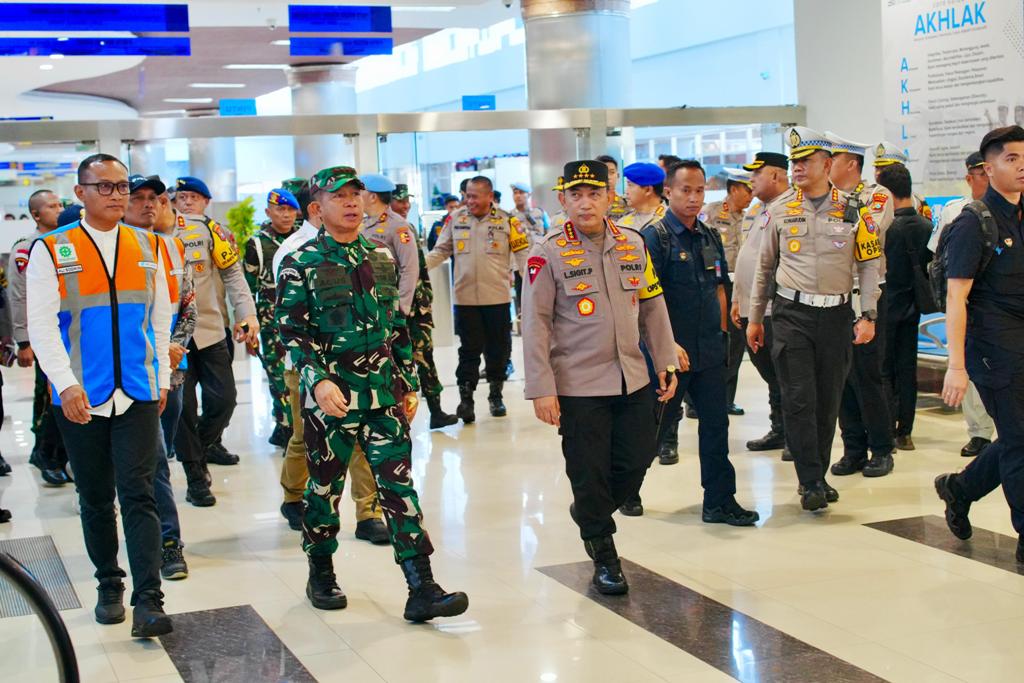 Kapolri Jenderal Pol Listyo Sigit Prabowo dan Panglima TNI Jenderal Agus Subiyanto meninjau Gapura Surya Nusantara (GSN) Pelabuhan Tanjung Perak, Surabaya, Jumat (20/12) sore. (IST)