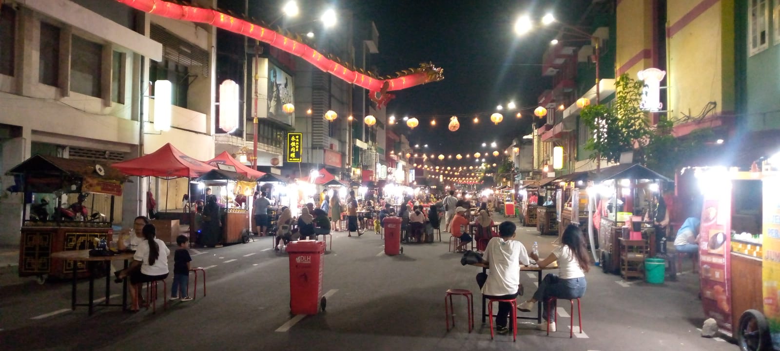 Suasana Wisata Kya-Kya di Jalan Kembang Jepun, Surabaya. (Lambertus/Radar Surabaya)-