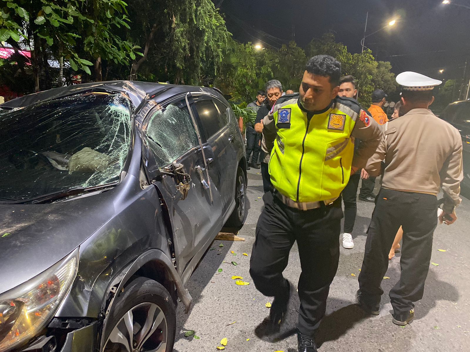RINGSEK: Kondisi mobil Honda CRV nopol L 1320 ACR rusak parah setelah menabrak pembatas Jalan Menganti, Wiyung, Surabaya, Sabtu (21/12).