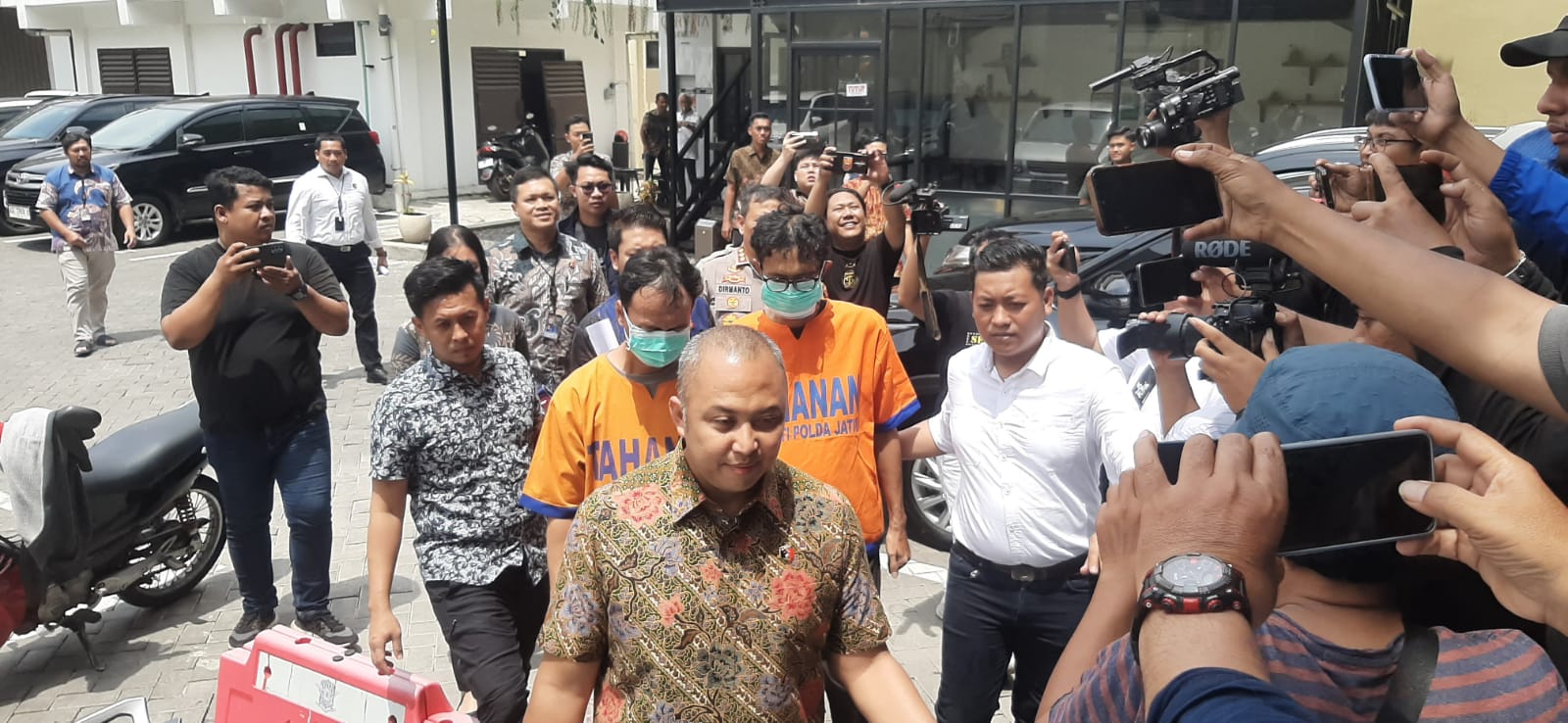 DITAHAN: Dua tersangka S dan N saat dibawa menuju gedung Ditres Siber Polda Jatim, Jumat (20/12).
