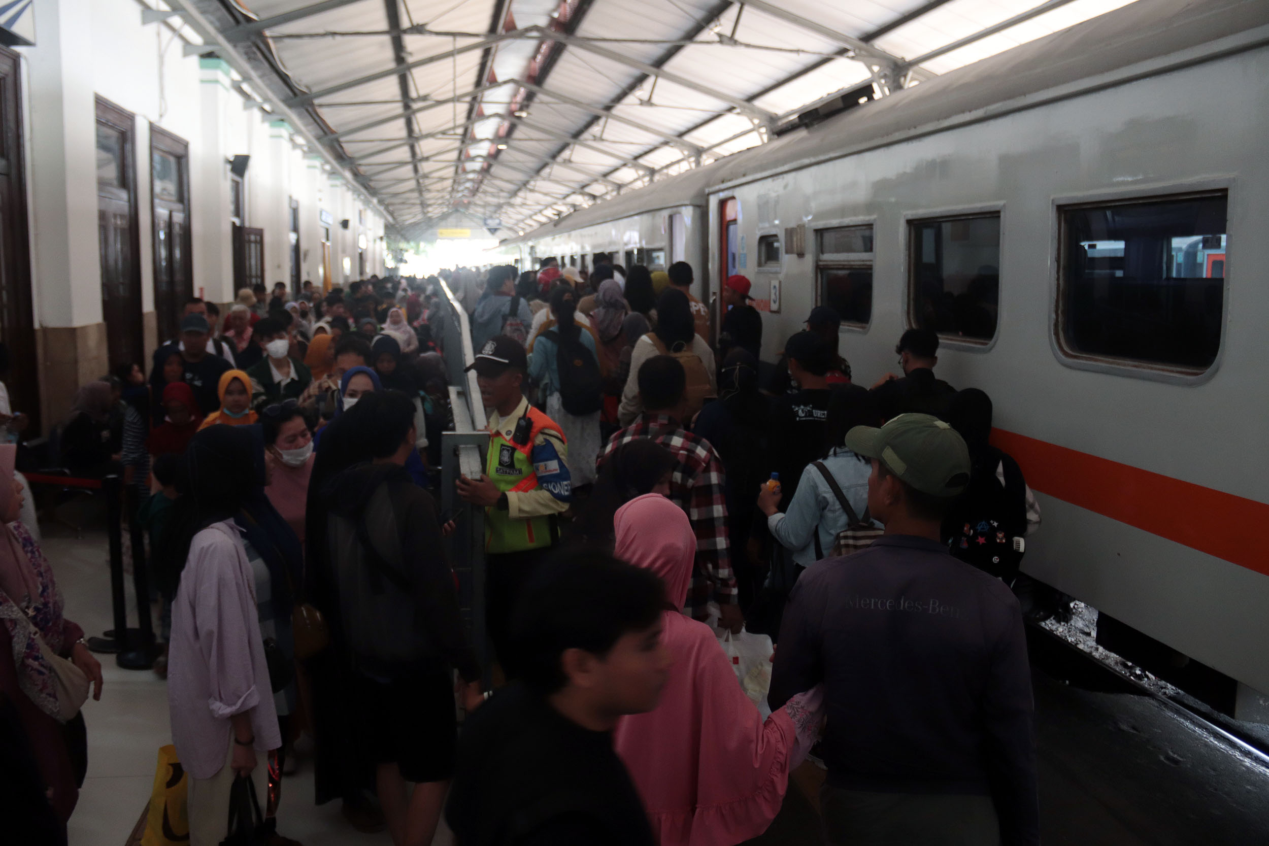 LIBURAN: Stasiun Surabaya Gubeng terlihat mulai mengalami kepadatan jelang libur Natal dan tahun baru 2024/2025.