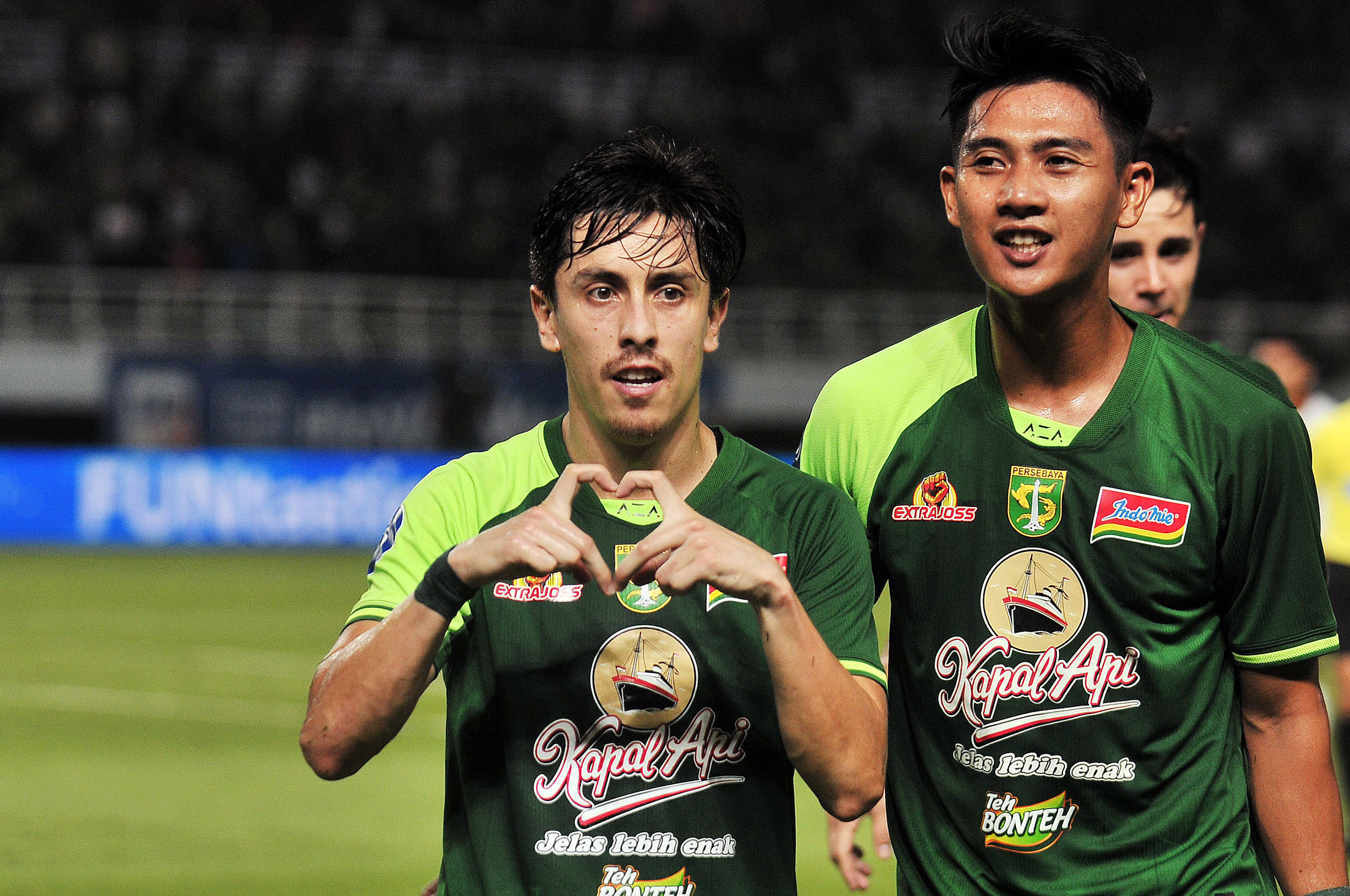Francisco Rivera (kiri) harus mendapat perawatan lebih lanjut untuk cederanya.