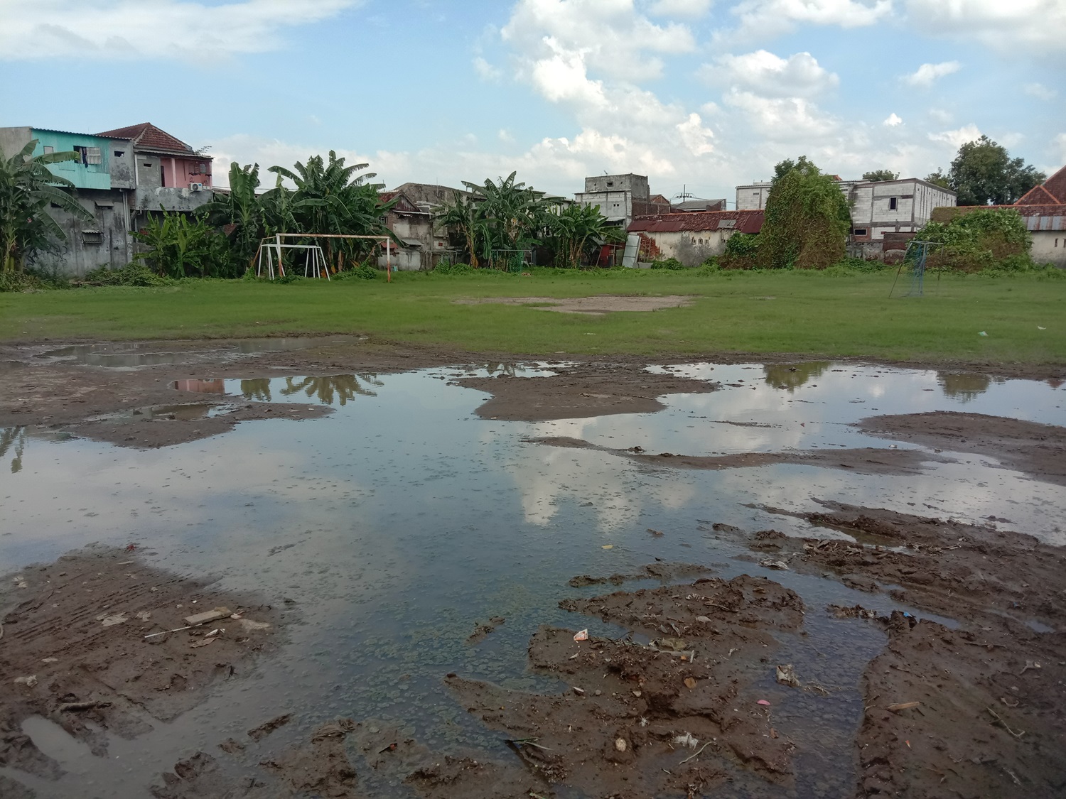 MENYIMPAN MISTERI: Lapangan PJKA yang ada di Jalan Mendut Pacar Keling, Surabaya.