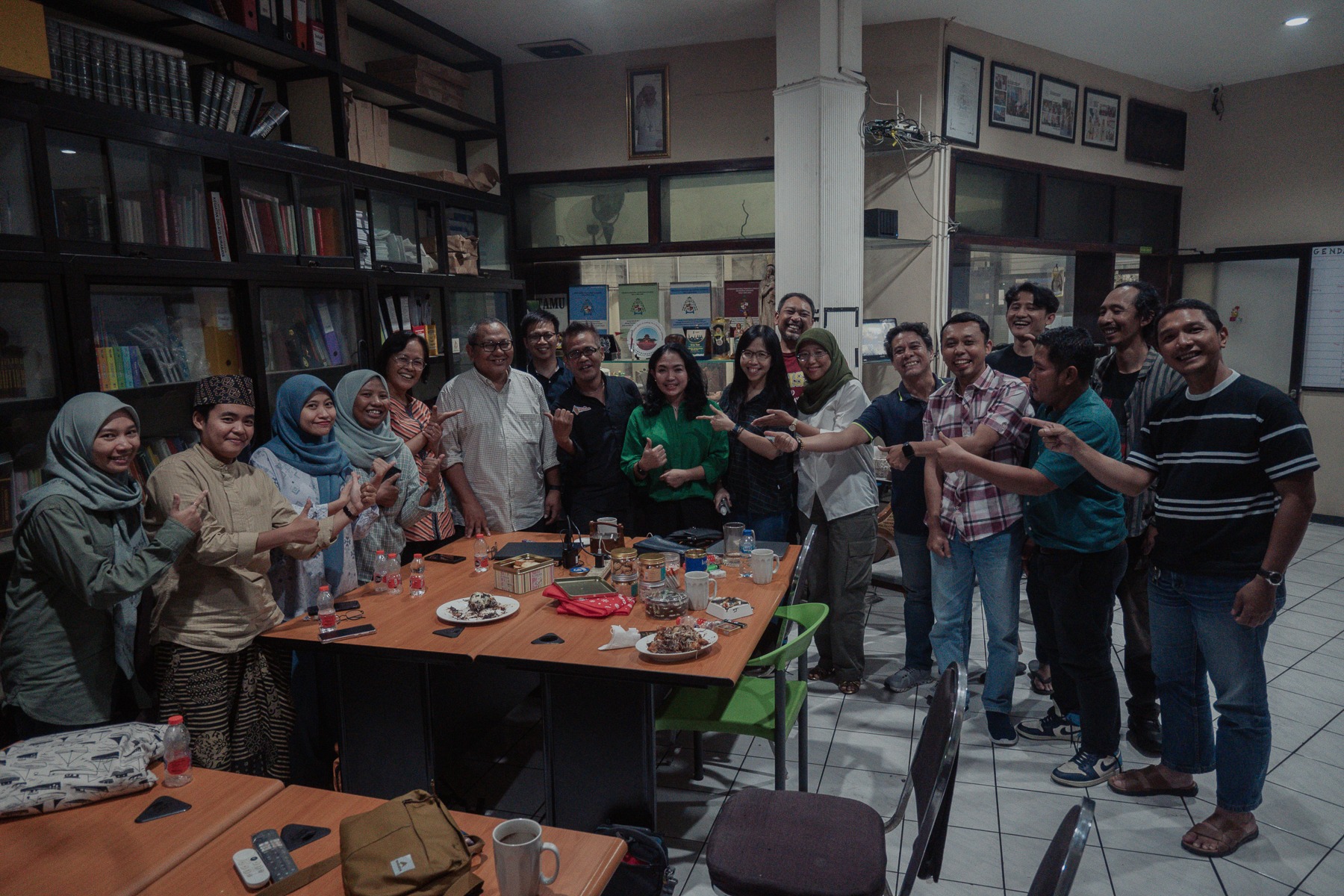 Uskup Surabaya terpilih RD Agustinus Tri Budi Utomo bersama para aktivis lintas agama di Surabaya. (IST)
