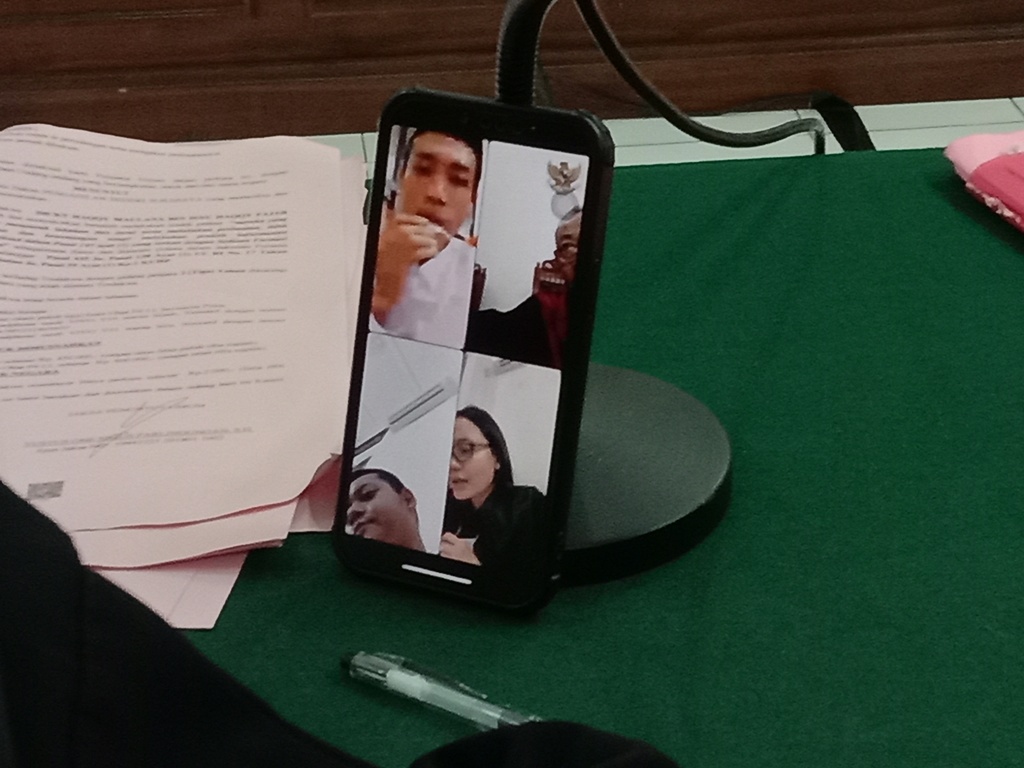 Tiga penjambret disidang secafa online di PN Surabaya. (FAJAR/RADAR SURABAYA)