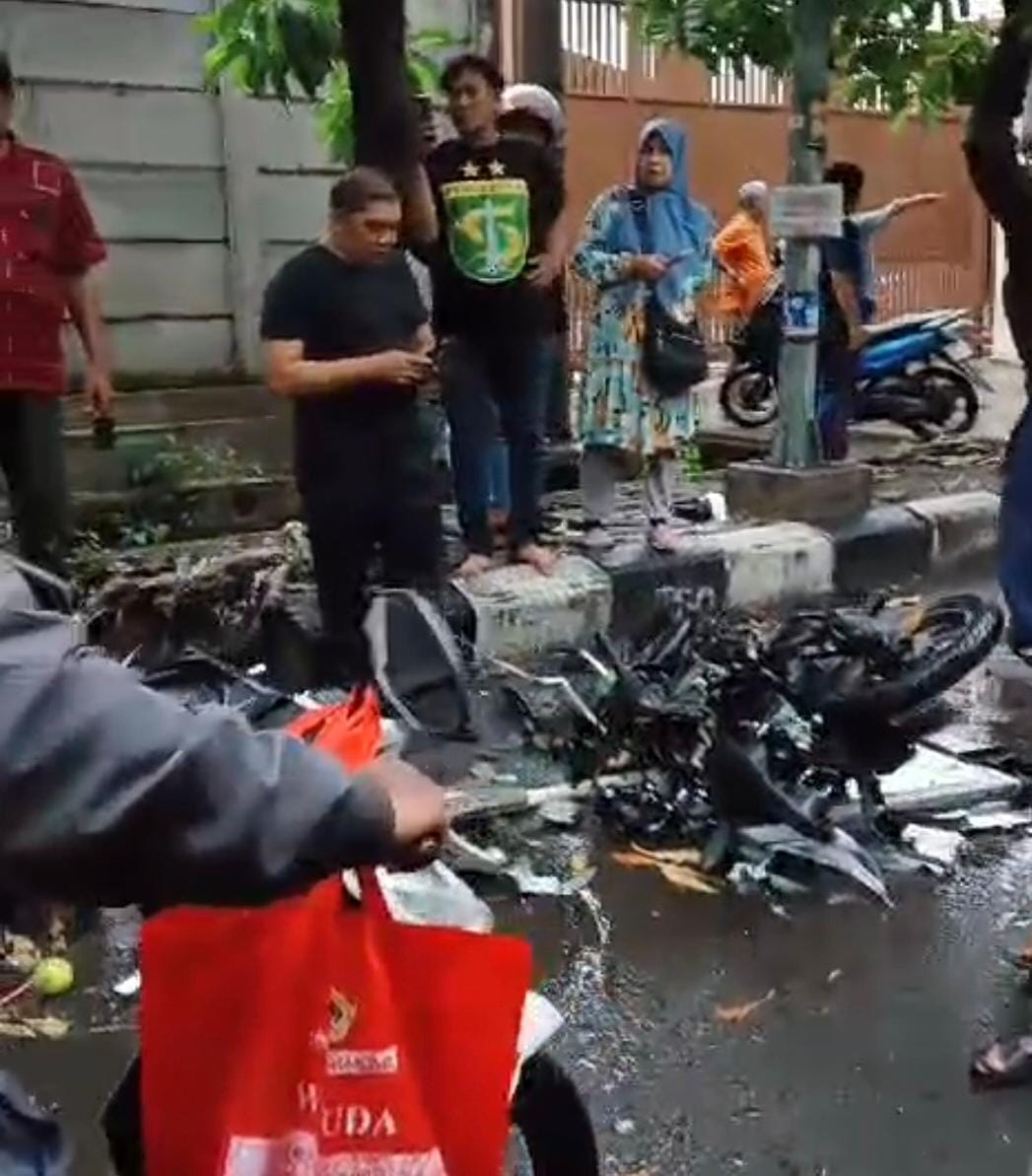 Tabrakan beruntun terjadi di Jalan Kenjeran,Surabaya, mobil tabrak tiga sepeda moror dan tiga mobil. Satu pesepeda motor meninggal dunia. (IST)