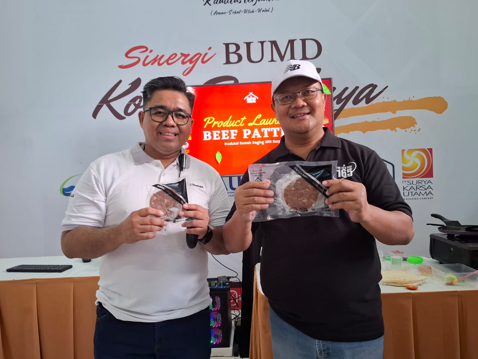Dirut PD RPH Fajar Arifianto menunjukkan produk beef patties untuk menyambut nataru.&nbsp;