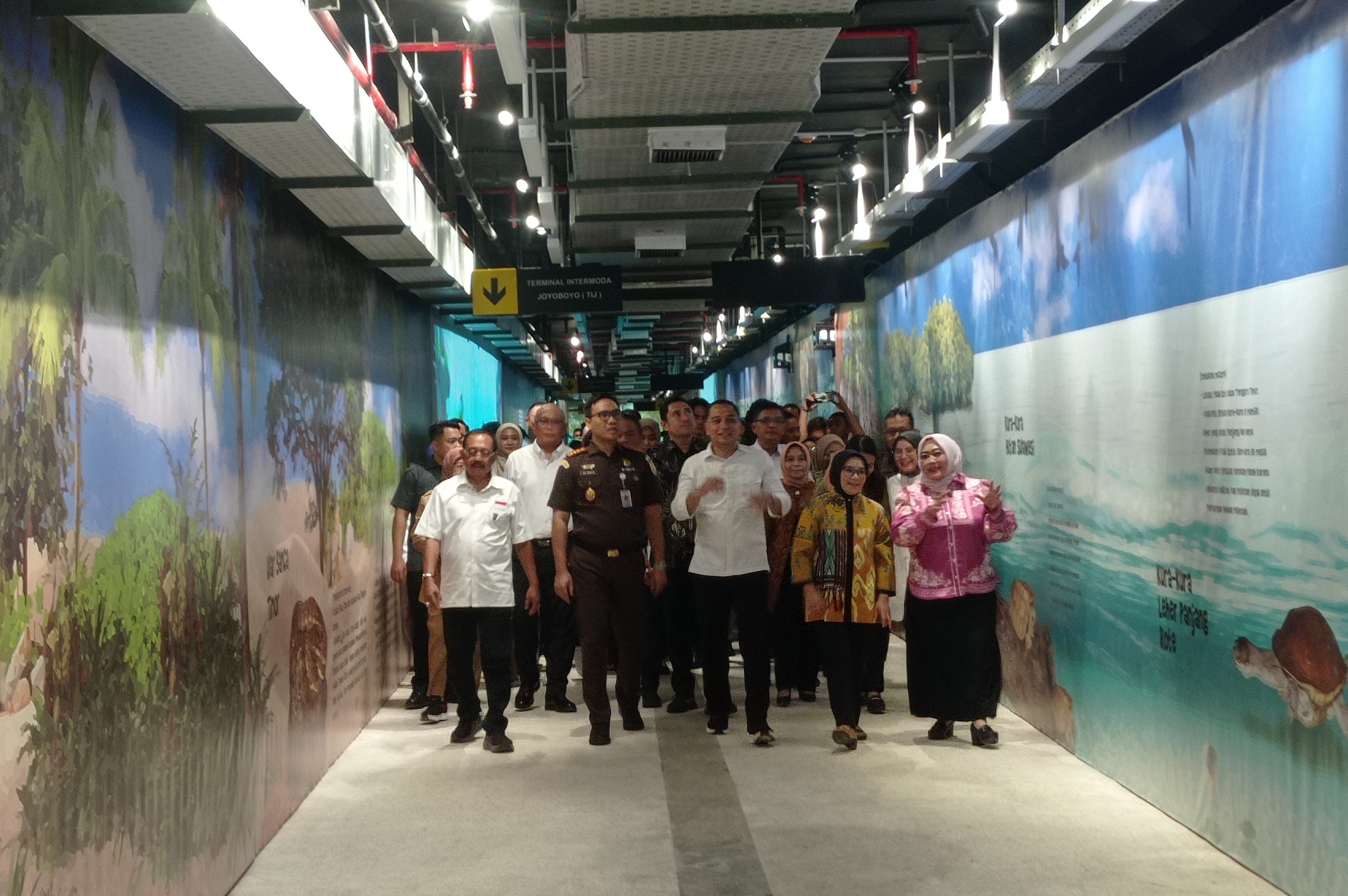 Wali Kota Surabaya Eri Cahyadi bersama jajaran Forkopimda meninjau terowongan penghubung TIJ-KBS usai diresmikan di kawasan Wonokromo, Surabaya.