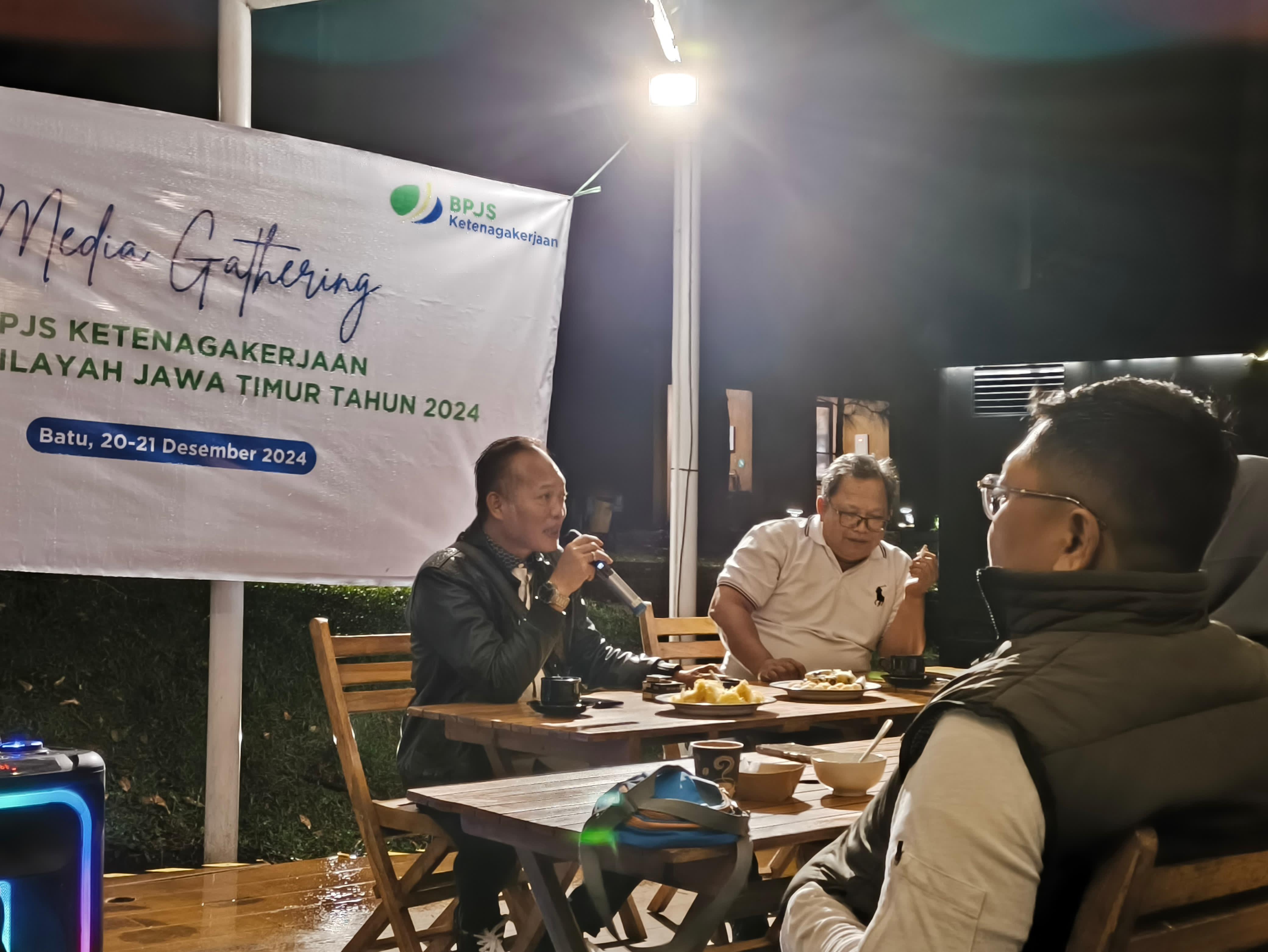 EFISIEN: Kepala BPJS Ketenagakerjaan Kanwil Jatim, Hadi Purnomo (kiri) saat sesi media gathering membahas kemudahan yang ada pada aplikasi JMO.