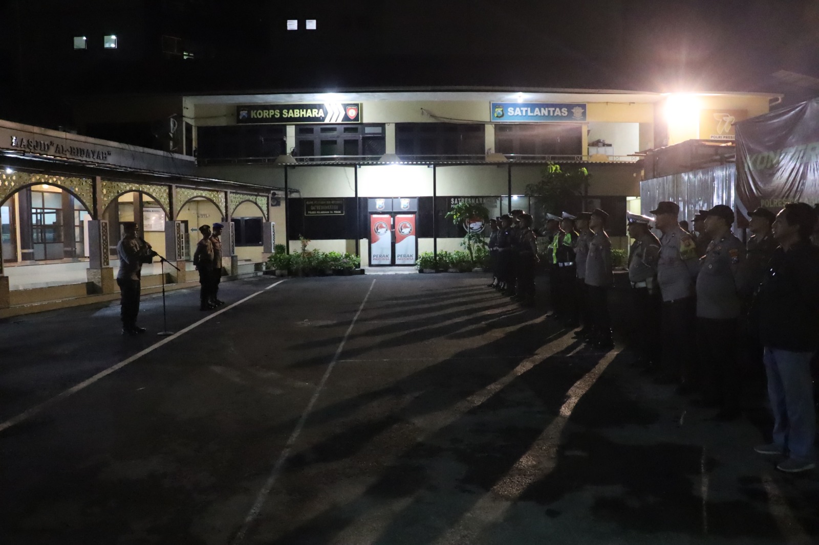 Persiapan pasukan pengamanan Natal dan tahun baru di Polrestabes Surabaya. (IST)
