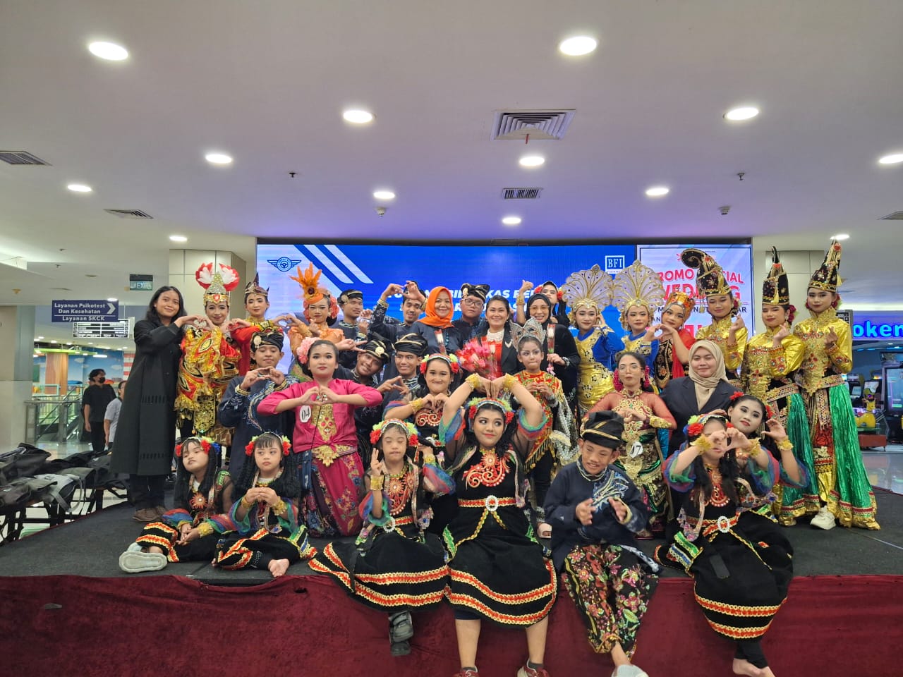 Para penari Sanggar Mulyo Joyo seusai Gelar Seni Budaya dan Ujian Kenaikan Tingkat di BG Junction Surabaya. (IST)