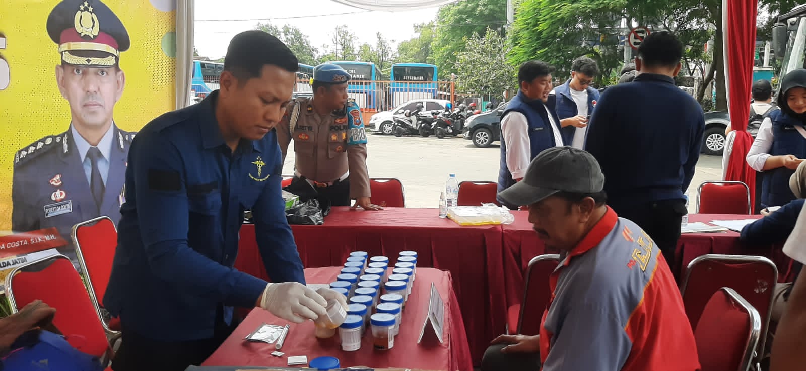 Petugas mengambil sampel urine sopir di Terminal Purabaya. (IST)